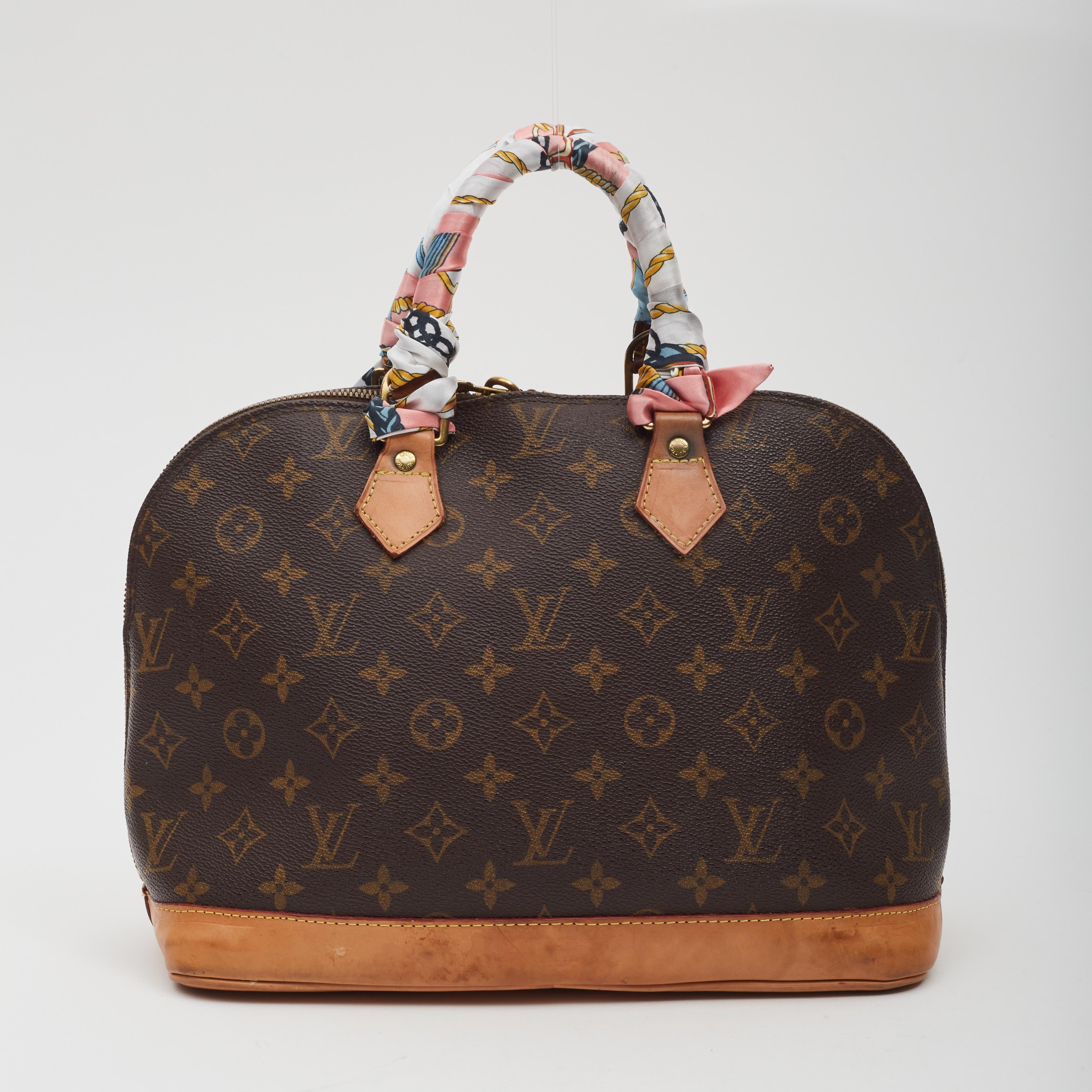This popular style Louis bag is from 1999.The bag is made of classic Louis Vuitton monogram coated canvas. This structured bag features a signature vachetta cowhide leather trim, a leather bottom,  dual rolled top handles and base with polished