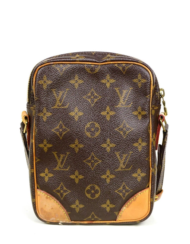 Louis Vuitton Vintage Amazone Camera Crossbody Bag

Made In: France
Year of Production: 2000
Color: Brown
Hardware: Goldtone
Materials: Coated canvas and vachetta leather
Lining: Brown leather
Closure/Opening: Zip
Exterior Pockets: Front zip