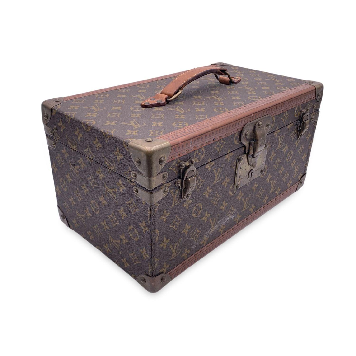 Splendid Louis Vuitton monogram 'Boite Bouteille et Glace' (also called 'Bottle and Ice box') cosmetic travel trunk/case, mod. M21822. This is a limited edition from the 70's.The peculiarity of this limited edition is that the leather trim with the