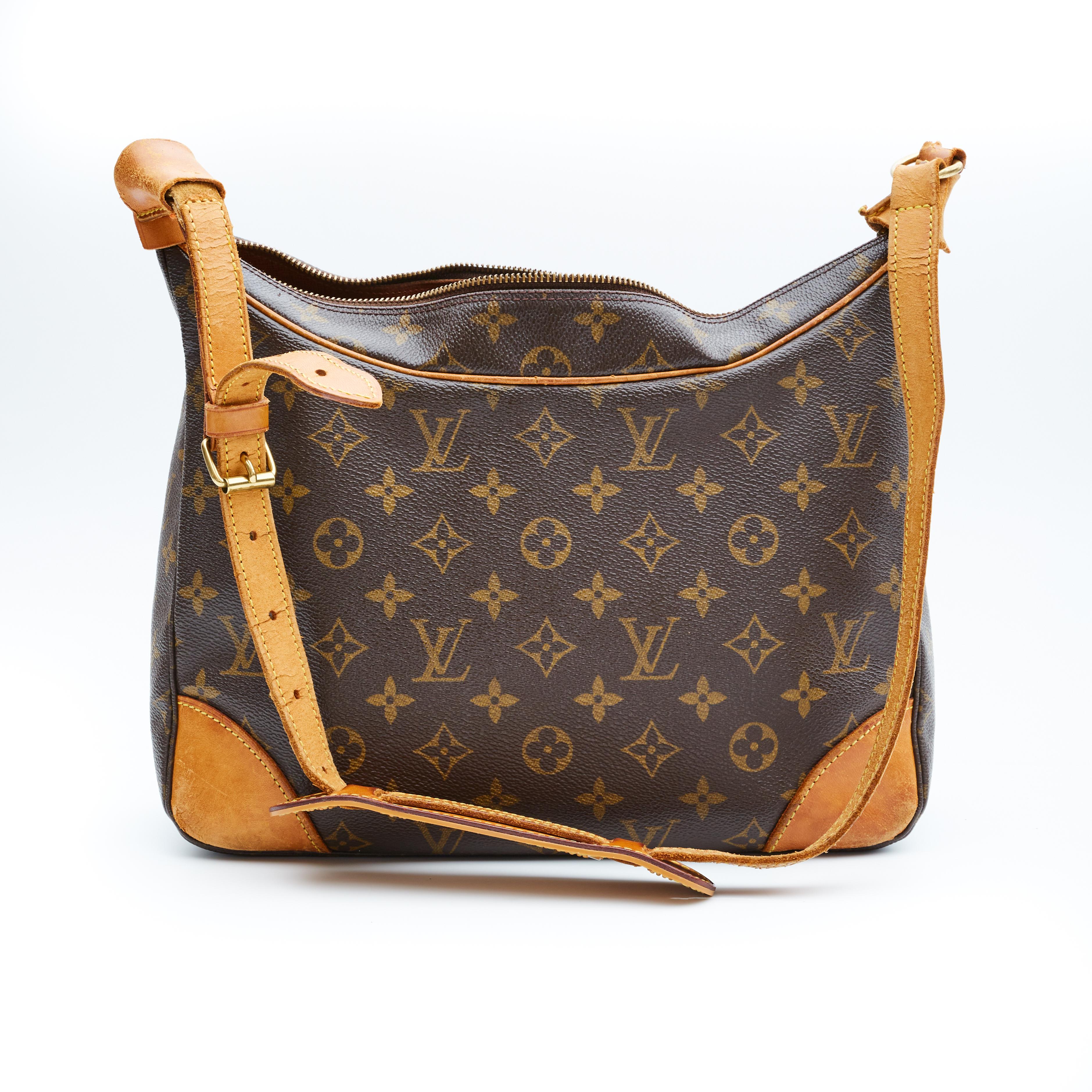 This shoulder bag is made with brown monogram on toile canvas with aged vachetta cowhide leather on the shoulder strap, base corners and trim. The bag features brass hardware, top zip closure and terra-cotta cross grain leather interior lining with