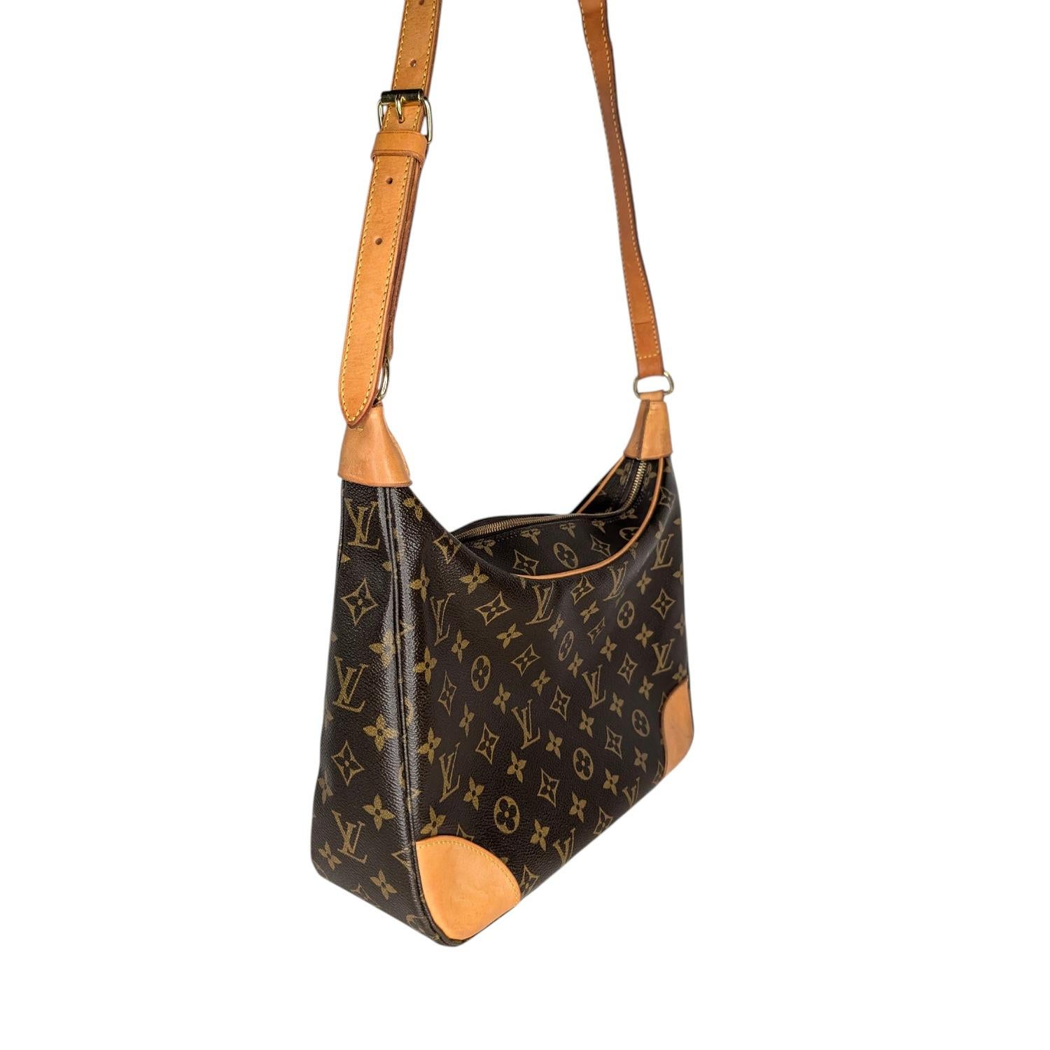 Sal a la calle con un estilo atemporal con este auténtico Bolso de hombro Louis Vuitton Vintage Monograma Boulogne. Fabricada en mayo de 2004 en Francia, esta pieza clásica presenta una resistente lona revestida con el Monograma y elegantes ribetes