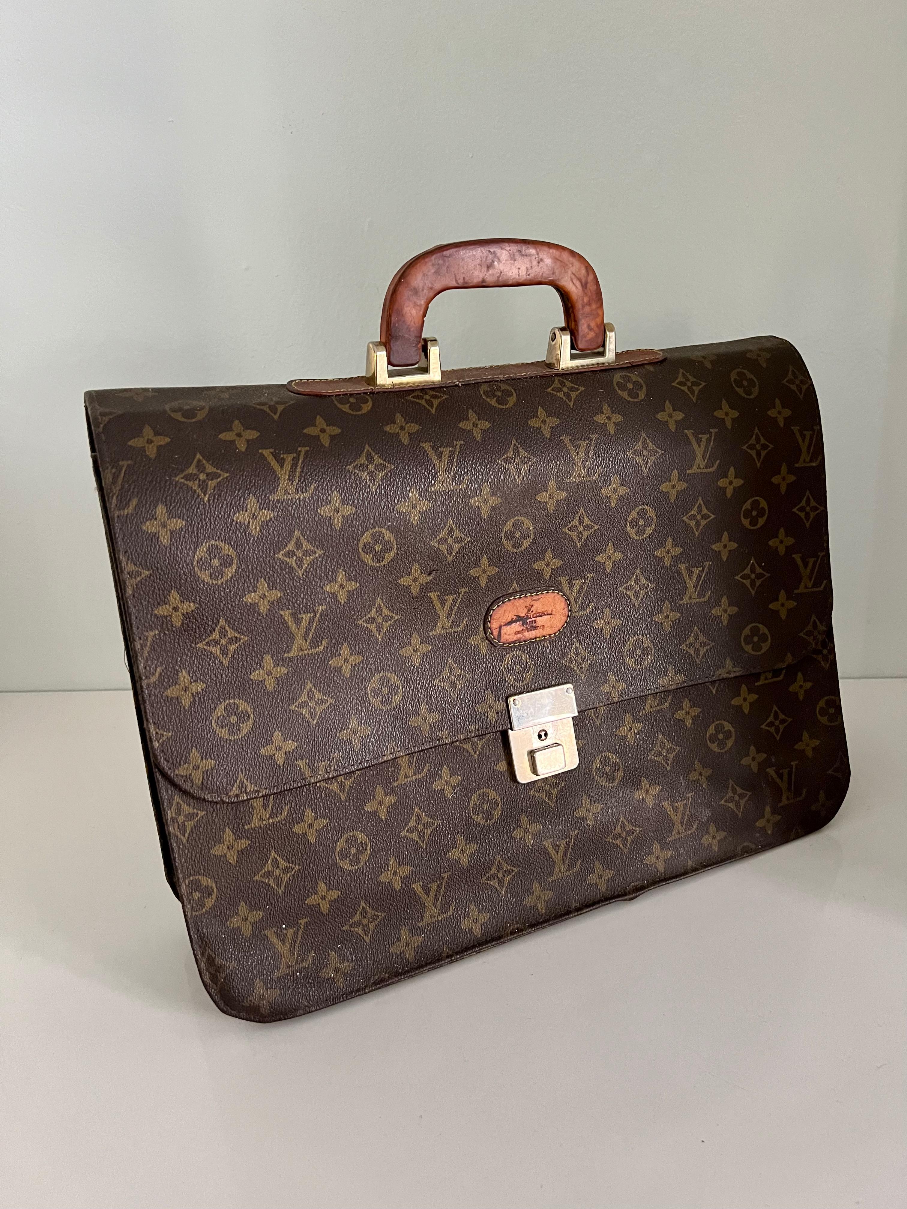 Classic vintage Louis Vuitton monogram serviette conseiller accordion-style briefcase. Carry documents in style with this brown bag with three compartments and a zippered portion for keeping things organized. Leather handle. No key.

The piece is