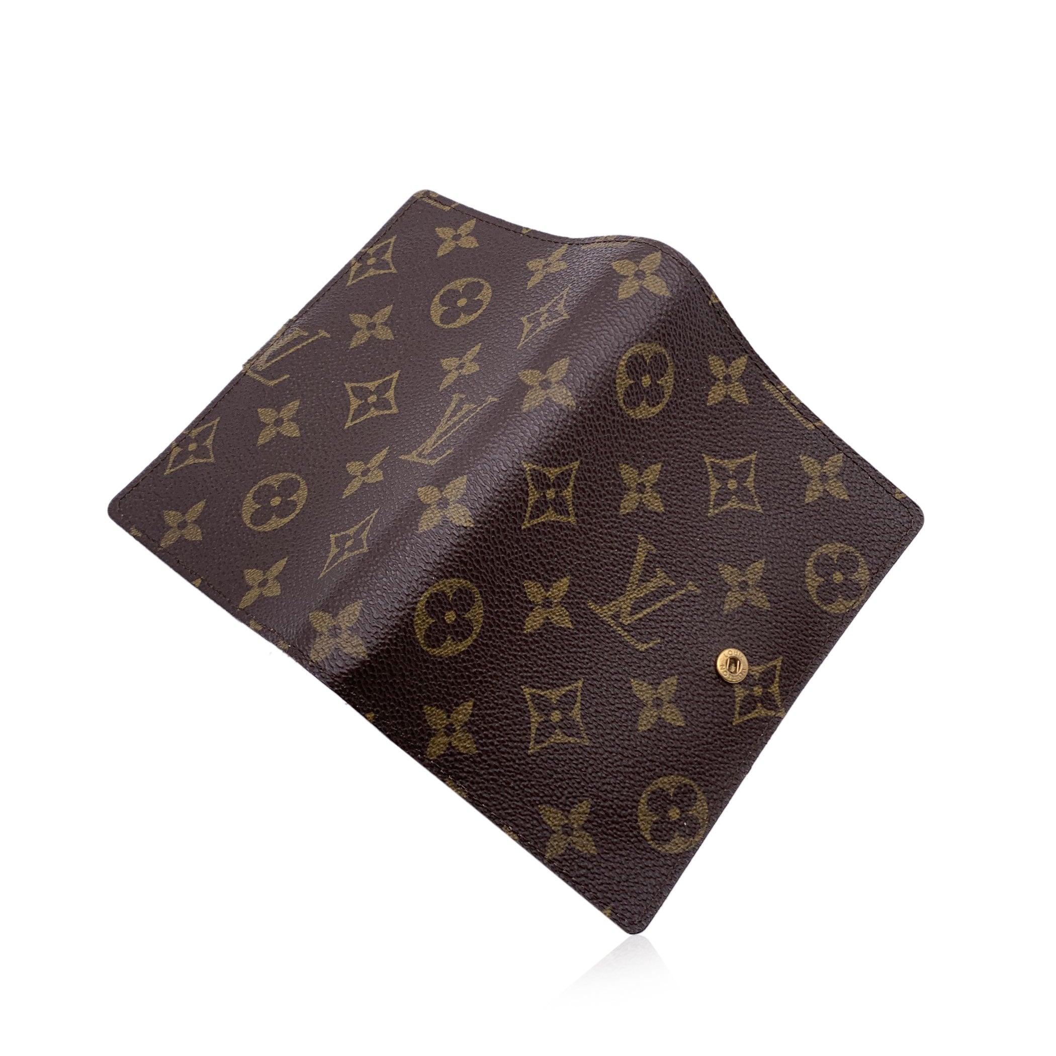 Agenda cover in brown Monogram canvas by LOUIS VUITTON. Press stud closure. Brown leather interior. Six- Ring binder. 1 pen holder. 3 credit card slots. 2 side sleeve for papers. Authenticity serial number embossed inside. 'Louis Vuitton - made in