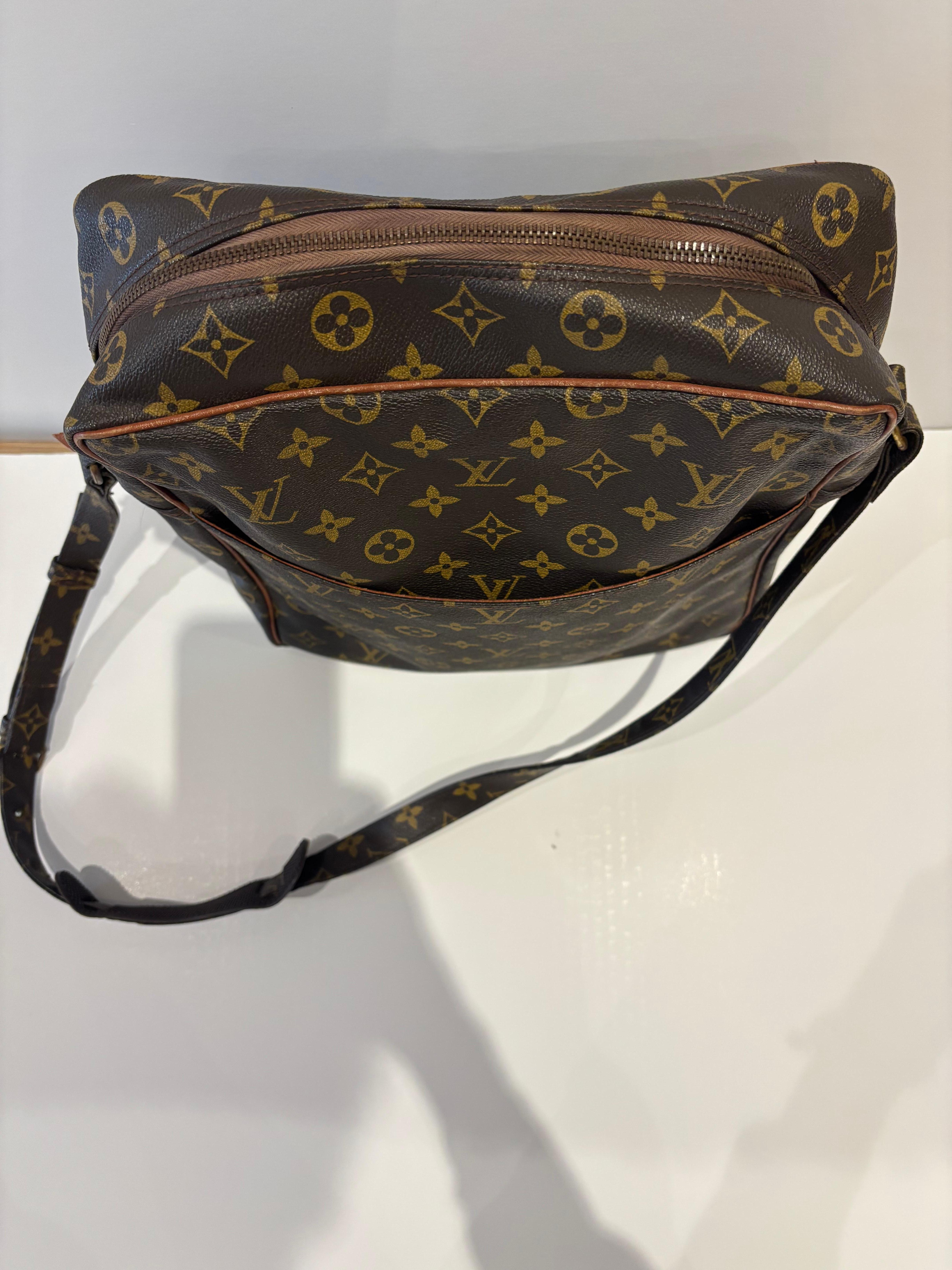 This Louis Vuitton Marceau GM Messenger bag, dates back to the 1980s and is in great vintage condition.
Made of canvas and leather trim, as well as a leather lining., the canvas is in beautiful condition and the leather trim has minimal wear.
There