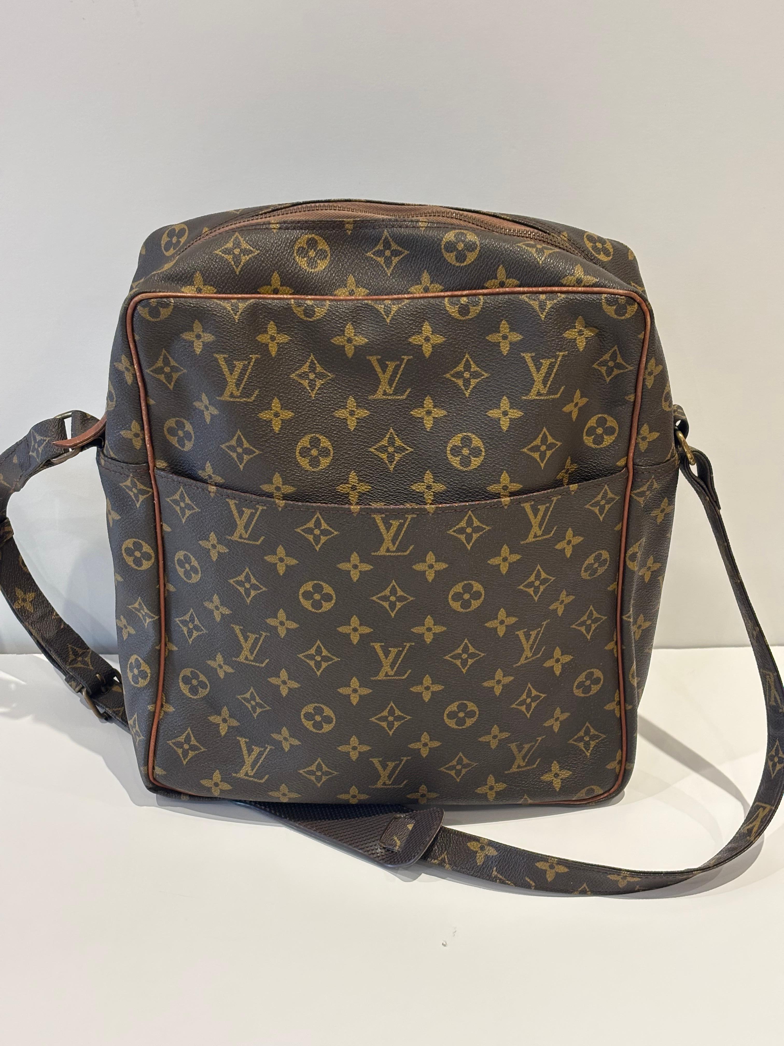 Women's or Men's Louis Vuitton Vintage Monogram Canvas and Leather Trim MARCEAU GM Messenger Bag For Sale