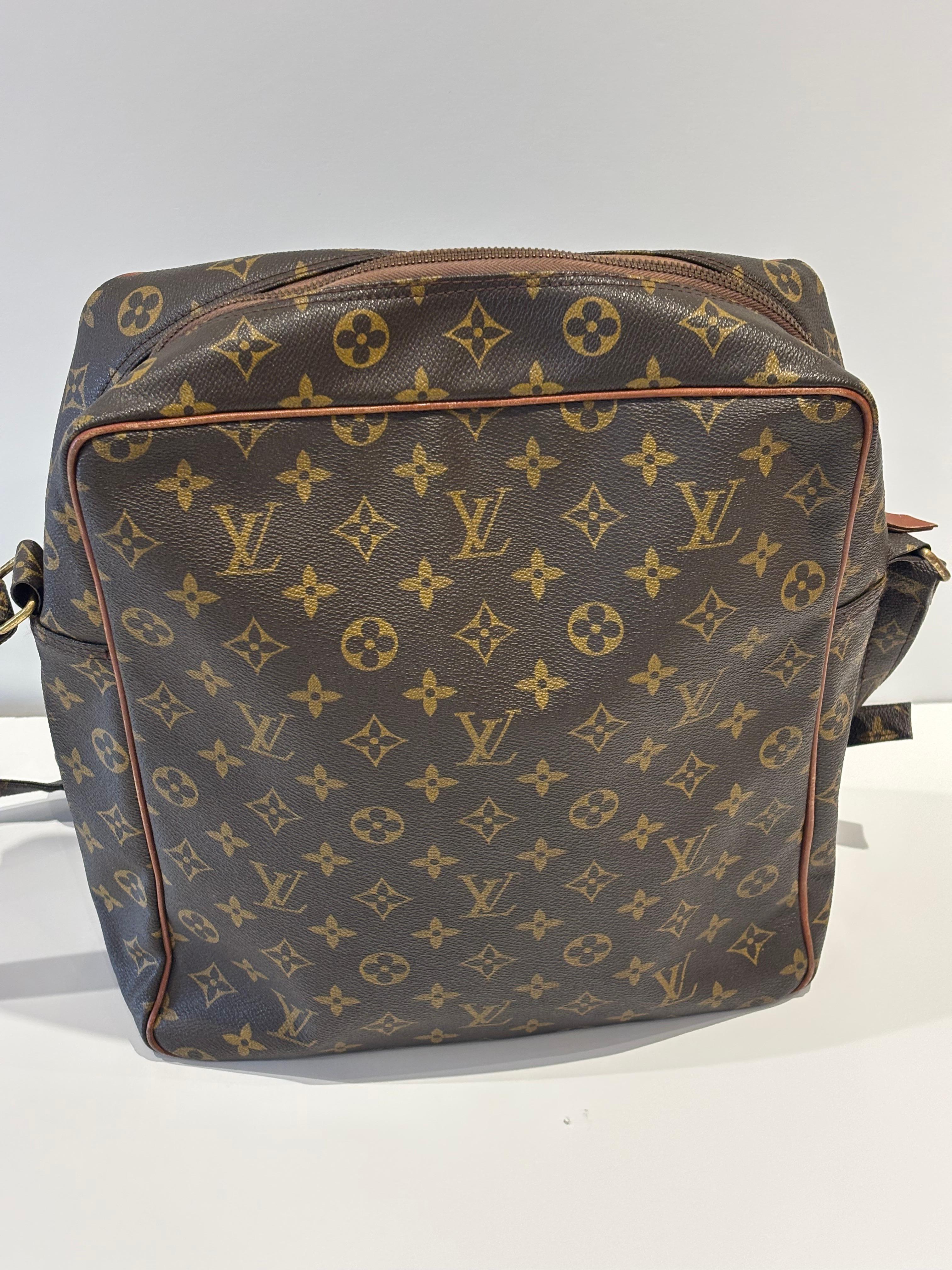 Louis Vuitton Vintage Monogram Canvas and Leather Trim MARCEAU GM Messenger Bag For Sale 1
