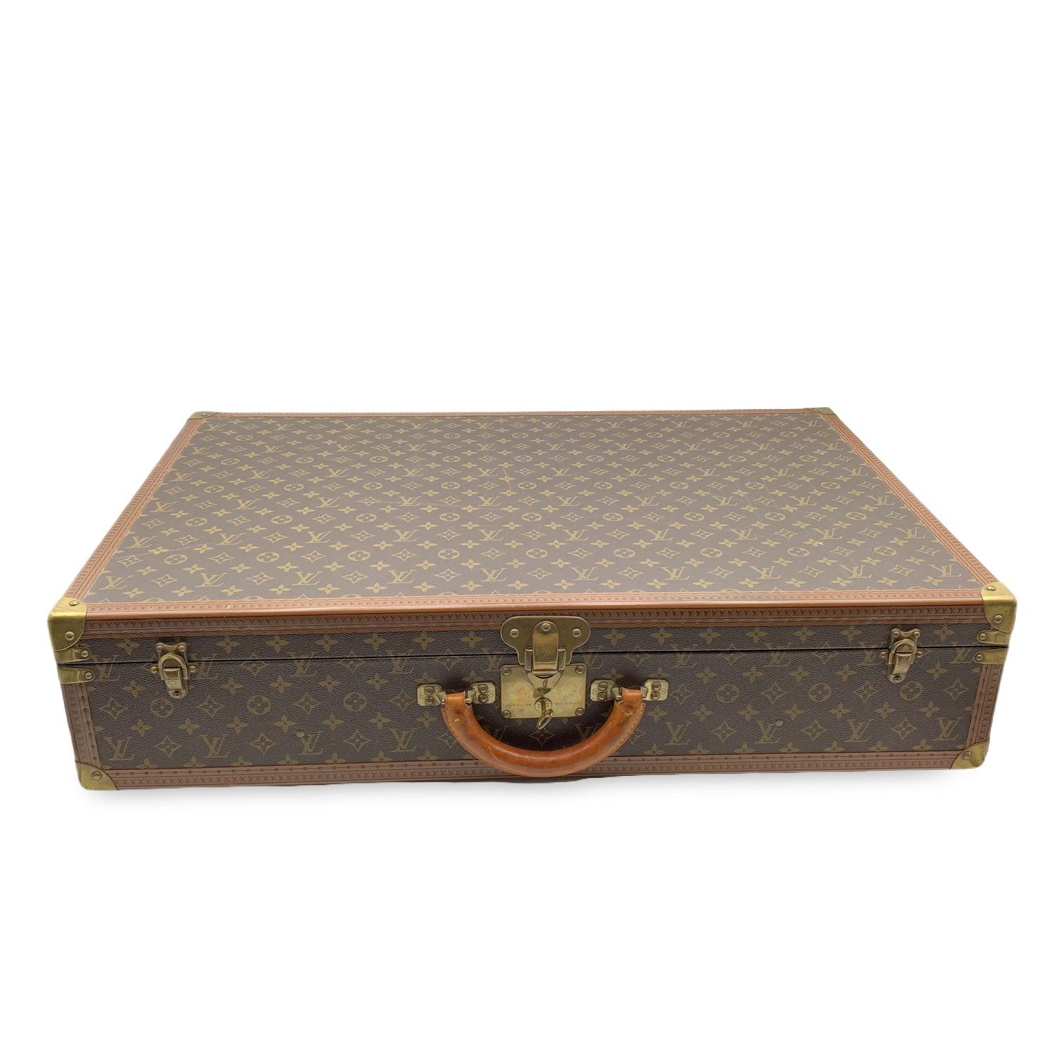 LOUIS VUITTON vintage Monogram Bisten 80 Suitcase. Un élément de l'histoire de Louis Vuitton, idéal pour voyager ou pour décorer la maison ou le bureau. Monogramme en toile. Monogrammes LV embossés sur la garniture. Poignée en cuir arrondie.