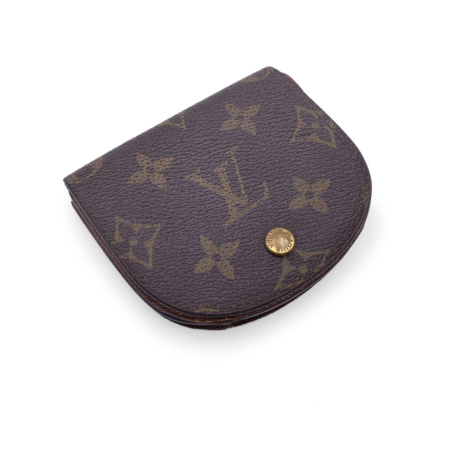 Louis Vuitton coin purse, mod. M61970. Monogram canvas. Cross grain leather lining. Flap and press stud closure. 2 compartments and 1 section with flap. 'Louis Vuitton Paris - Made in France' embossed inside. Authenticity serial number embossed