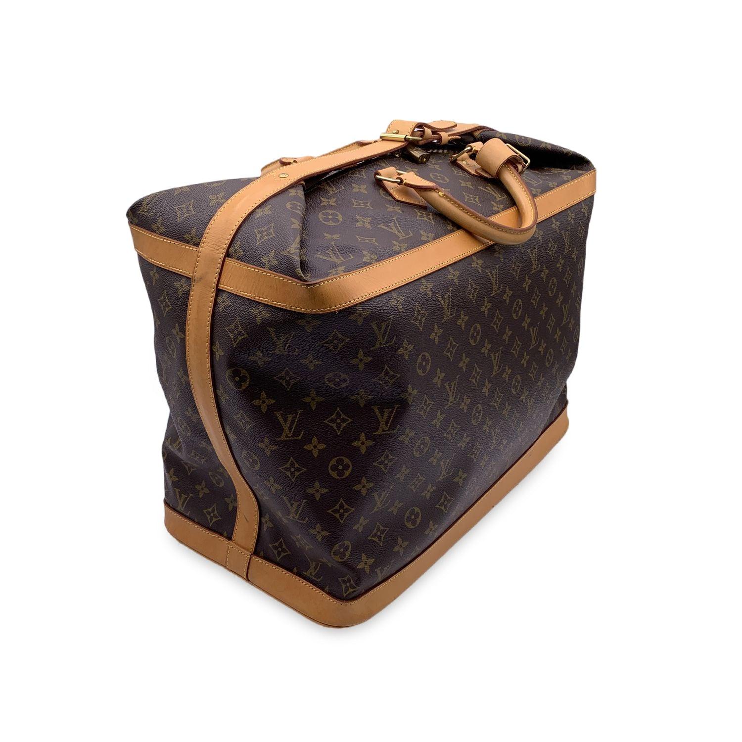 Louis Vuitton 'Cruiser 50' Travel bag. Monogram canvas and beige leather trim. Double zip closure (with original padlock and key included) and additional strap with buckle closure on the top. Brown canvas lining. 1 open pocket inside. Gold metal