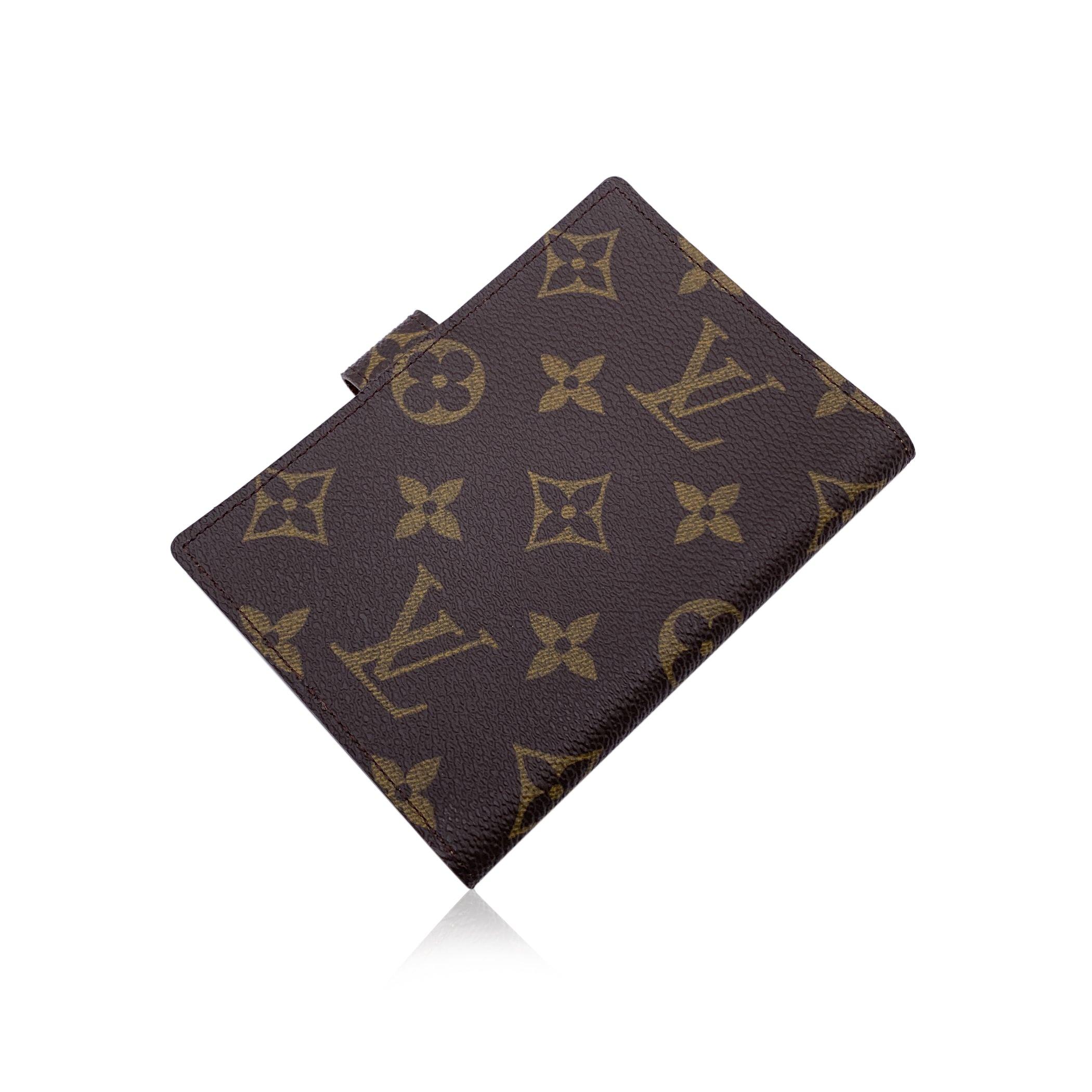Housse pour Palm Pilot/PDA en toile Monogram marron par LOUIS VUITTON. Fermeture par bouton pression. Intérieur en cuir marron. Numéro de série d'authenticité embossé à l'intérieur. Intérieur estampillé 