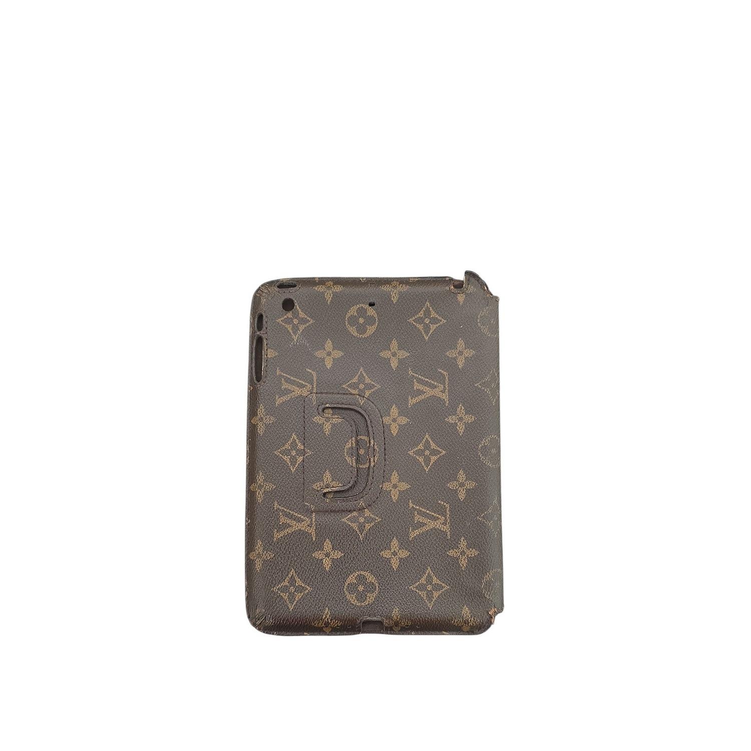 La Funda Folio Monograma Louis Vuitton para iPad Mini combina un estilo icónico con una funcionalidad precisa. Fabricada con lona monograma resistente, tiene una solapa plegable que se abre a un interior de suave microfibra marrón, esculpida por