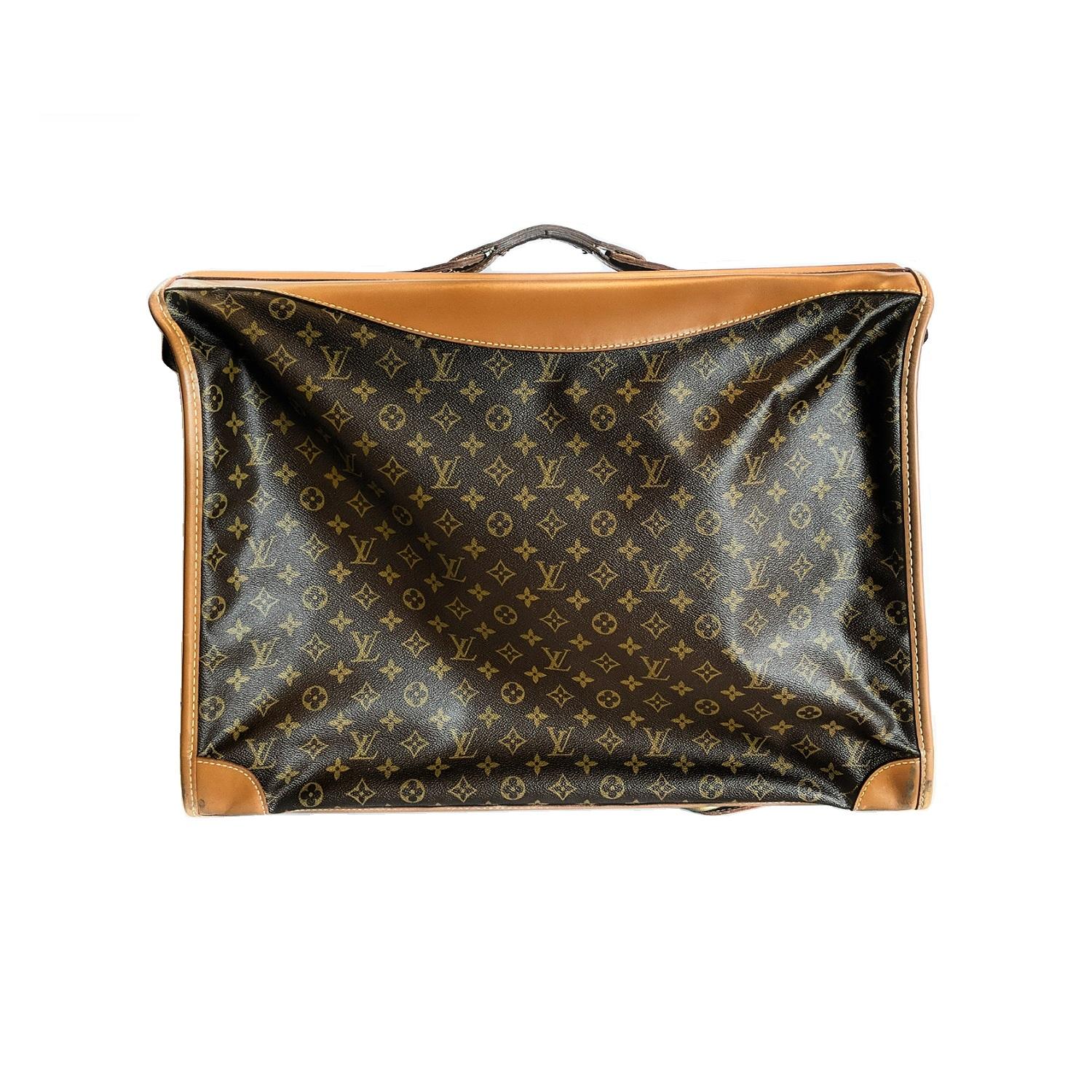 This is a wonderful classic garment bag from Louis Vuitton that is finely crafted of traditional Louis Vuitton monogram on toile canvas. This carrier features complimentary saddle leather trim and a sturdy reinforced top handle, corduroy lined lower