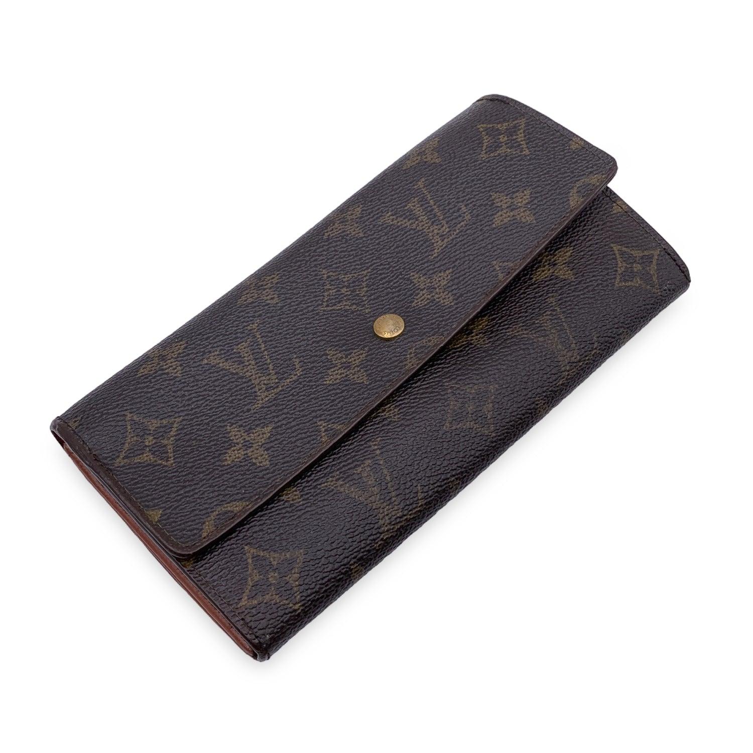 Louis Vuitton 'Sarah' wallet, in brown monogram canvas. Interior fully lined in leather. Flap with snap closure. 1 coin compartment with zip closure. 2 bill compartments. 'LOUIS VUITTON Paris - Made in France' engraved on leather inside,