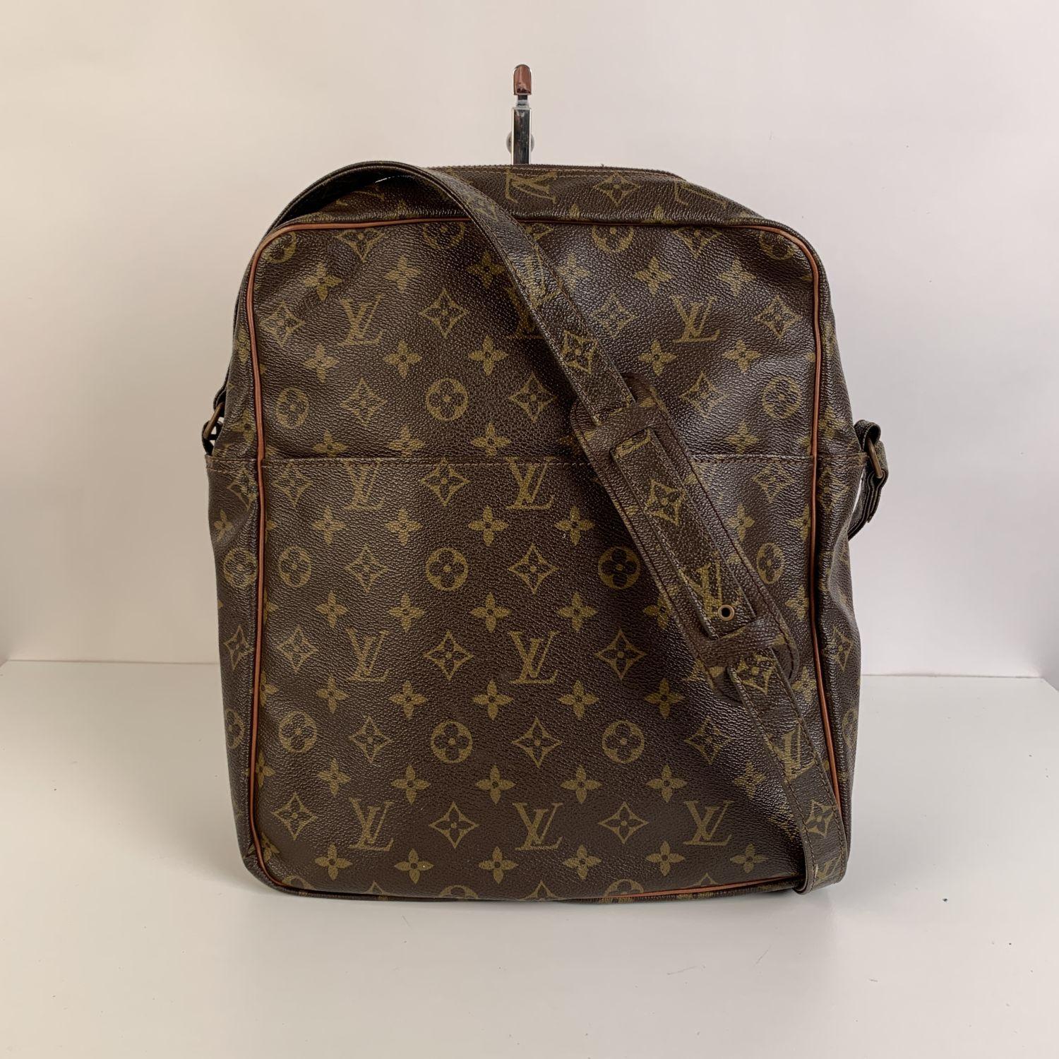 LOUIS VUITTON Vintage monogram canvas Marceau GM crafted in timeless monogram canvas with leather trim. It features 1 large open pocket on the front. Adjustable canvas shoulder strap. Upper zip closure. Leather lining. 'LOUIS VUITTON Paris - made in