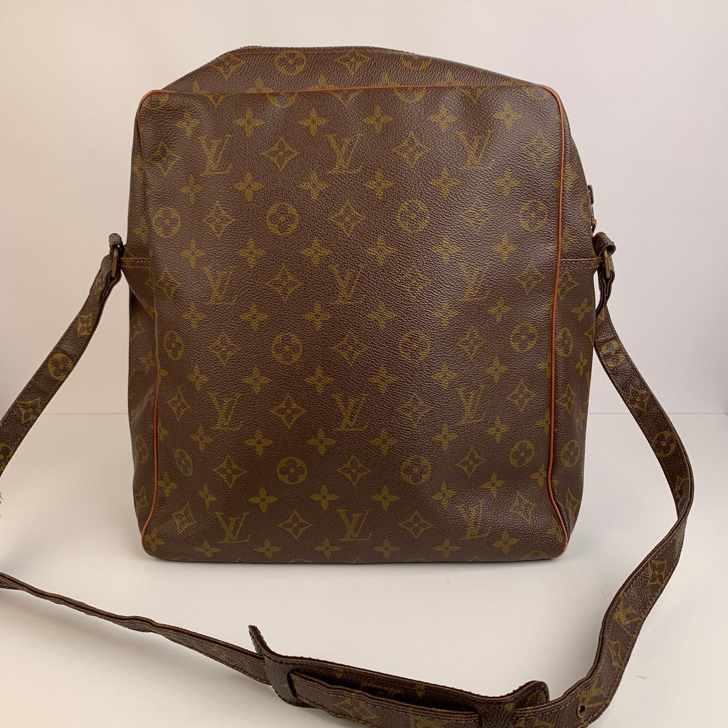 Women's or Men's Louis Vuitton Vintage Monogram Canvas Marceau GM Messenger Bag