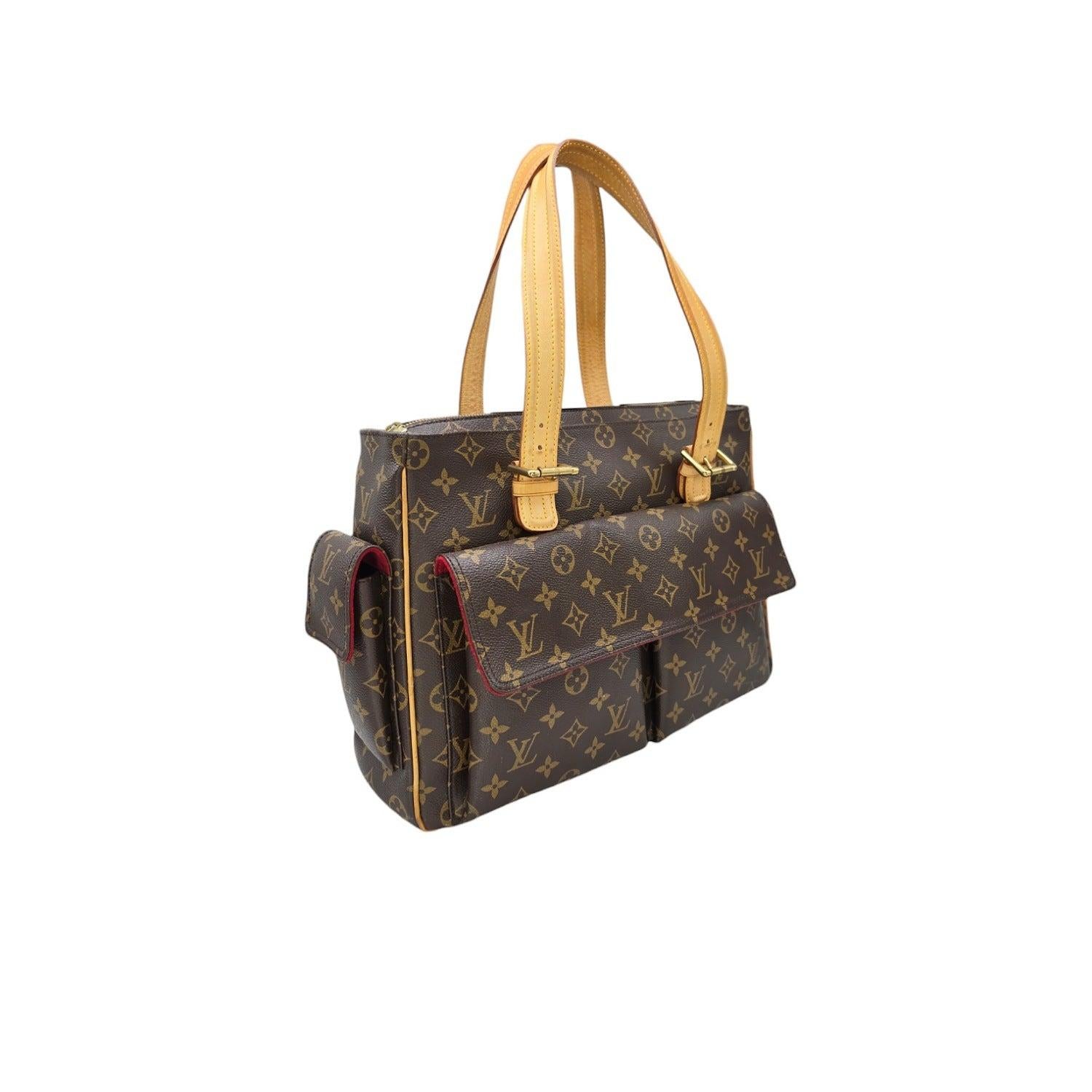 Die Monogram Multiple-Cite ist fachmännisch aus traditionellem, mit Monogrammen beschichtetem Louis Vuitton-Canvas gefertigt und verfügt über zwei Außenklappentaschen und Vachetta-Rindslederbesätze mit polierten Messingbeschlägen. Der Reißverschluss
