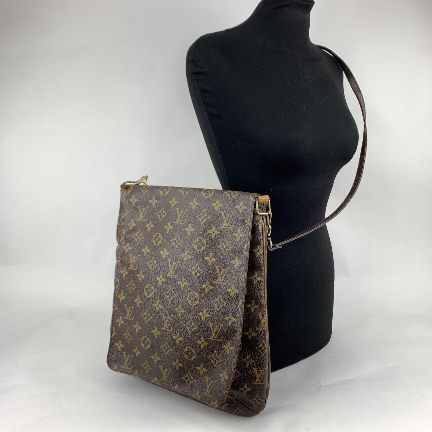 Louis Vuitton 'Musette' Crossbody Bag, crafted in timeless LV monogram canvas, the bag has golden brass hardware. The exterior features a flap front closure, Its open interior is lined with soft mustard lining and features 1 open pocket and D-ring