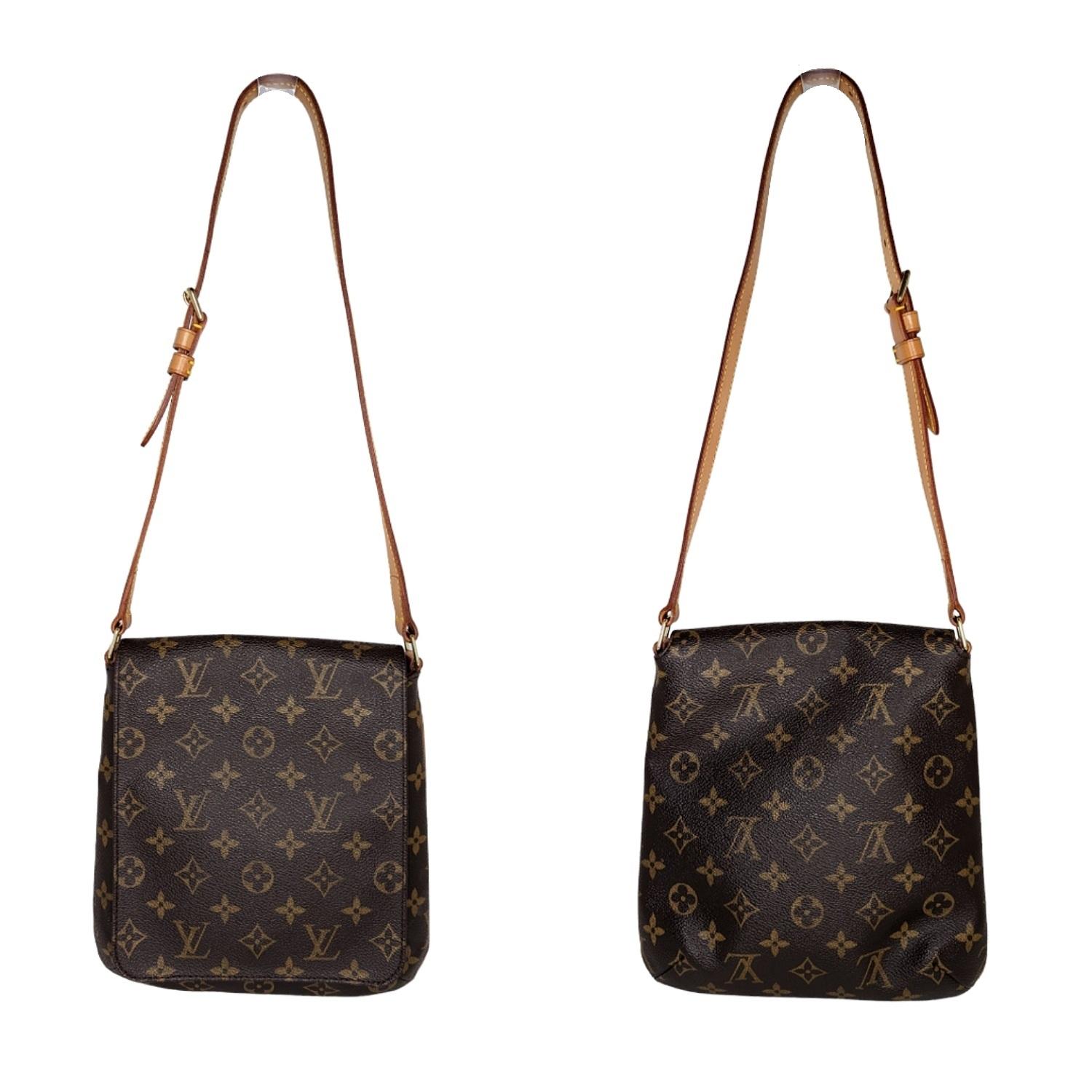 The Louis Vuitton Monogram Canvas Musette bag is an elegant and sleek looking bag. It comes with a versatile adjustable leather shoulder strap and a flap top closure that tucks comfortably under the arm. Perfect if you're looking for something