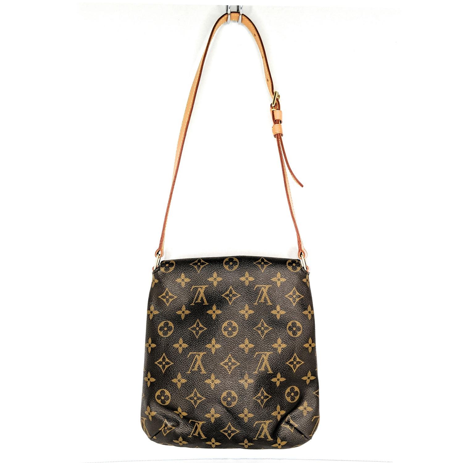 The Louis Vuitton Monogram Canvas Musette Tango bag is an elegant and sleek looking bag. It comes with a versatile adjustable leather shoulder strap and a flap top closure that tucks comfortably under the arm. Perfect if you're looking for something