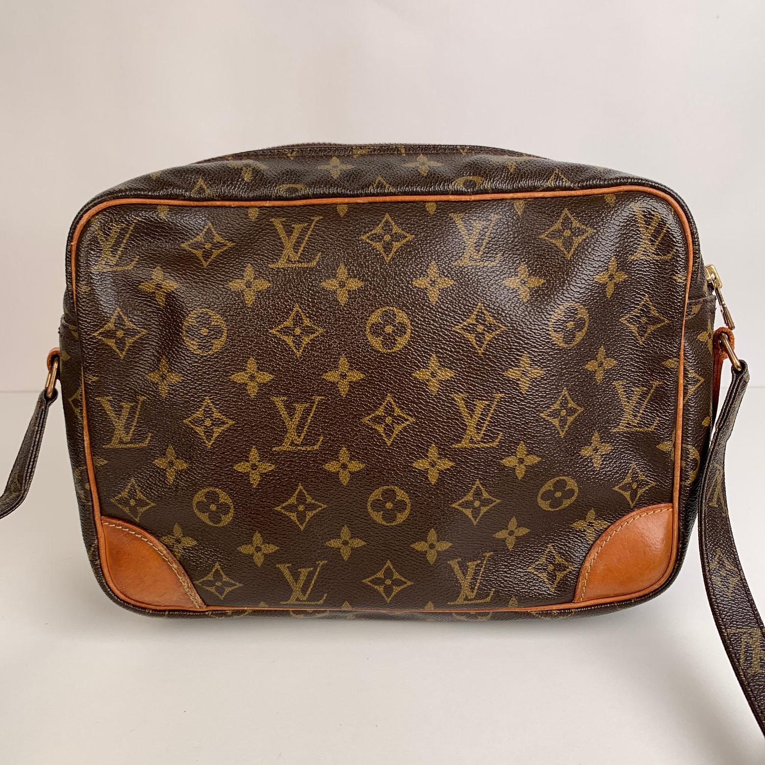Louis Vuitton Vintage Monogram Canvas Nil Messenger Bag In Excellent Condition In Rome, Rome
