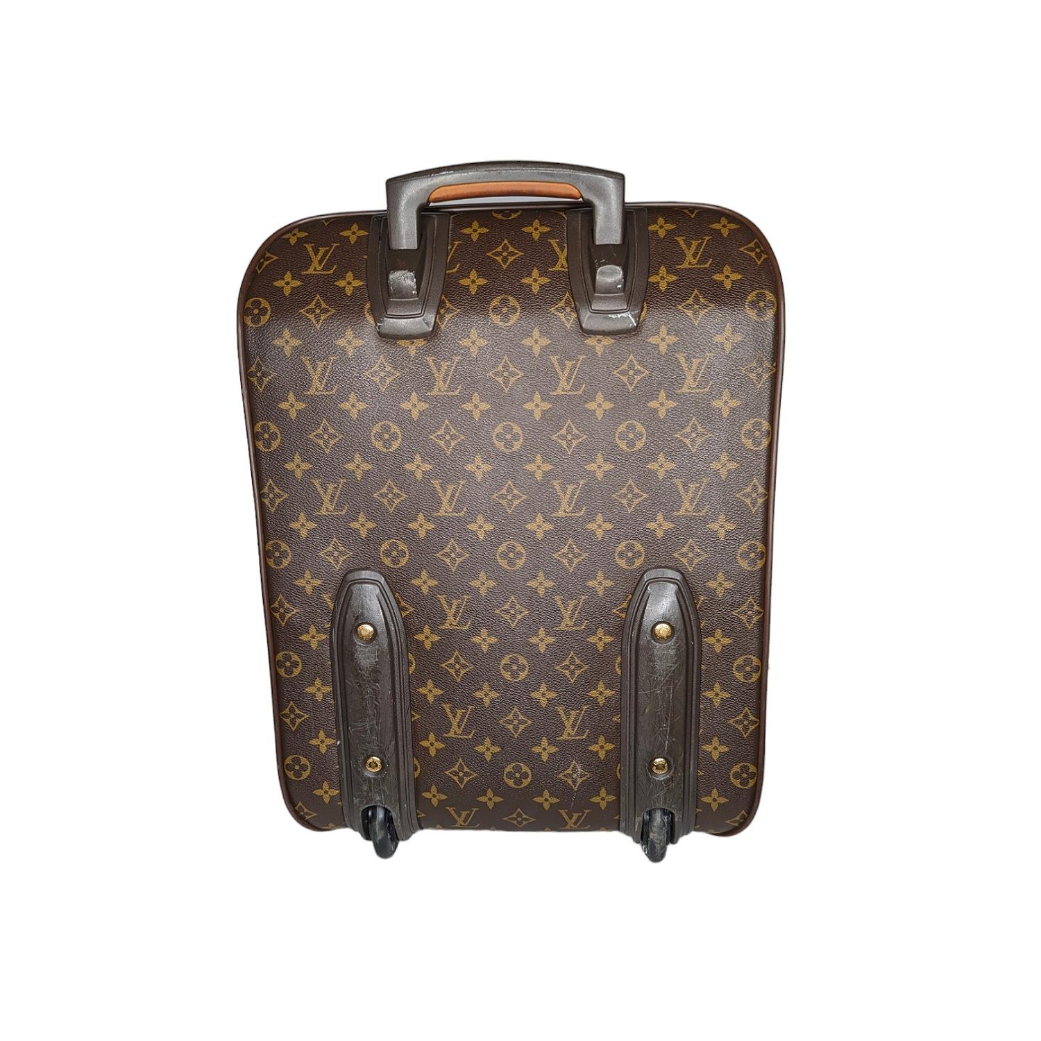 This stylish suitcase is finely crafted of classic Louis Vuitton monogram coated canvas. The bag features a deep front pocket with a hidden zipper compartment, vachetta cowhide leather trim, a reinforced top handle, a telescopic handle, a wheeled