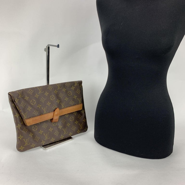 Vintage Louis Vuitton Monogram clutch bag, pochette purse. Must have. –  eNdApPi ***where you can find your favorite designer vintages..authentic,  affordable, and lovable.