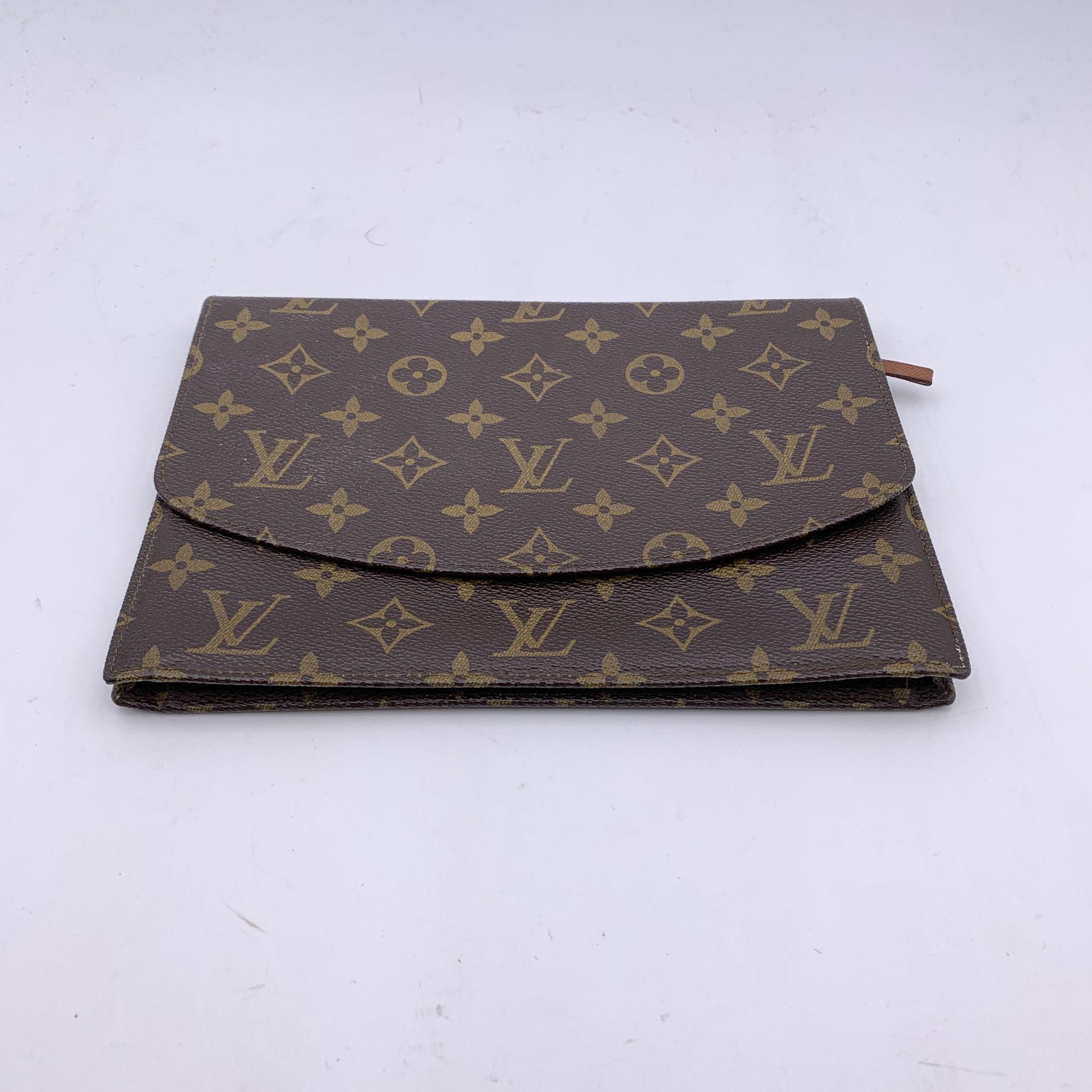 Vintage Louis Vuitton 'Rabat' Clutch Bag aus braunem Monogram Canvas. Klappe mit Knopfverschluss auf der Vorderseite. 1 Tasche mit Reißverschluss unter der Klappe. Innenfutter aus Leder. 1 offene Tasche auf der Rückseite der Klappe. Innenausstattung