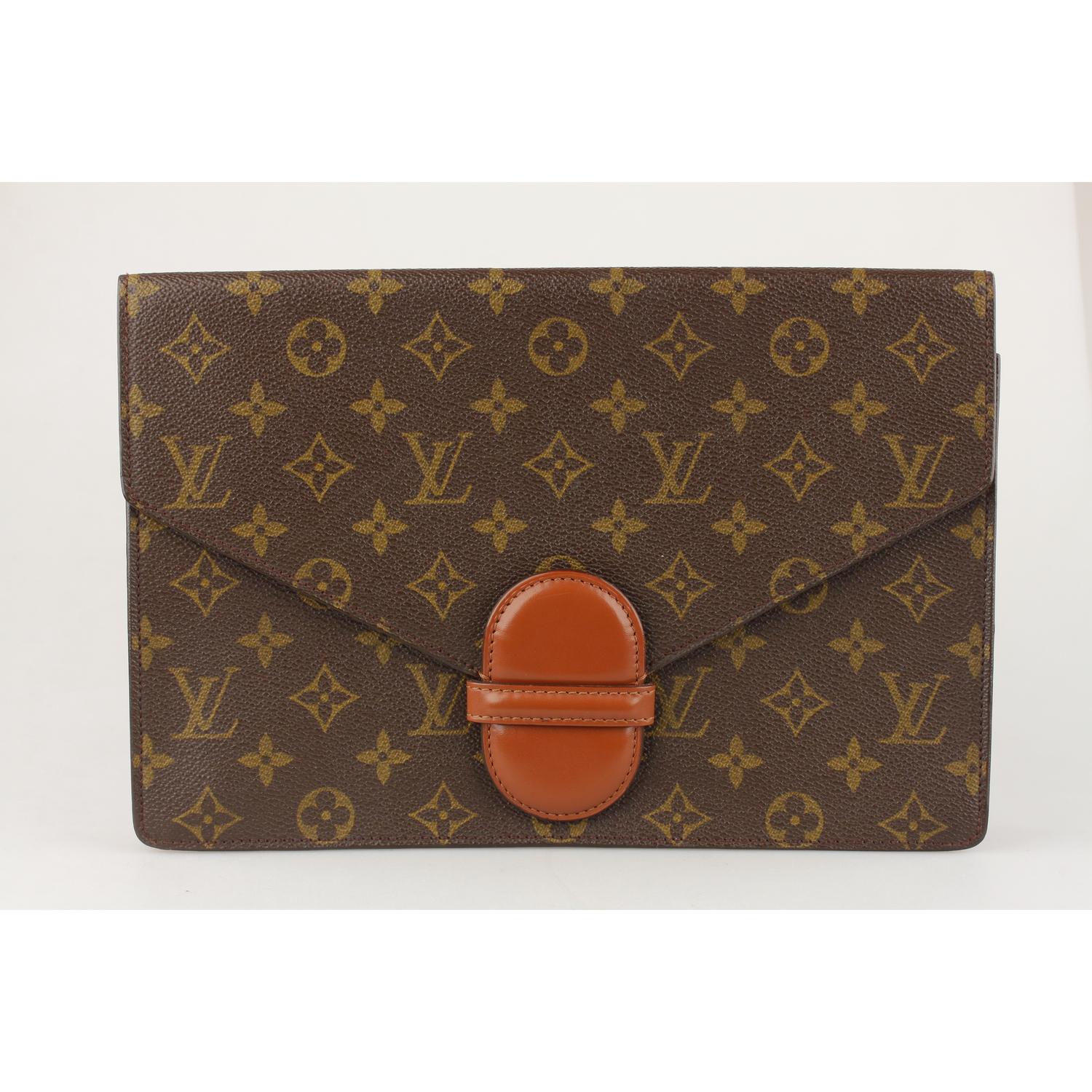 Louis Vuitton Vintage Monogram Canvas Ranelagh Clutch Bag

Material: Canvas
Color: Brown
Model: Ranelagh
Gender: Women
Country of Manufacture: France
Size: Small
Bag Depth: 1.5 inches - 3,8 cm 
Bag Height: 7.5 inches - 19 cm 
Bag Length: 11 inches -