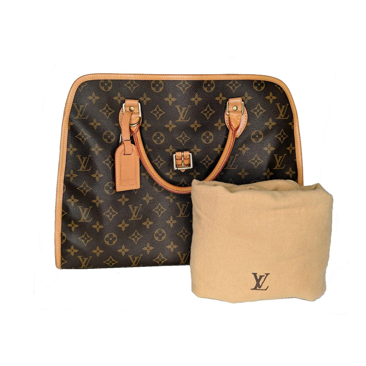 Braune und hellbraune Louis Vuitton Rivoli Tasche aus beschichtetem Canvas mit Monogrammen:: Messingbeschlägen:: hellbraunen Vachetta-Lederbesätzen:: zwei gerollten Henkeln:: optionalem flachen Schulterriemen:: beigem Alcantara-Futter:: drei