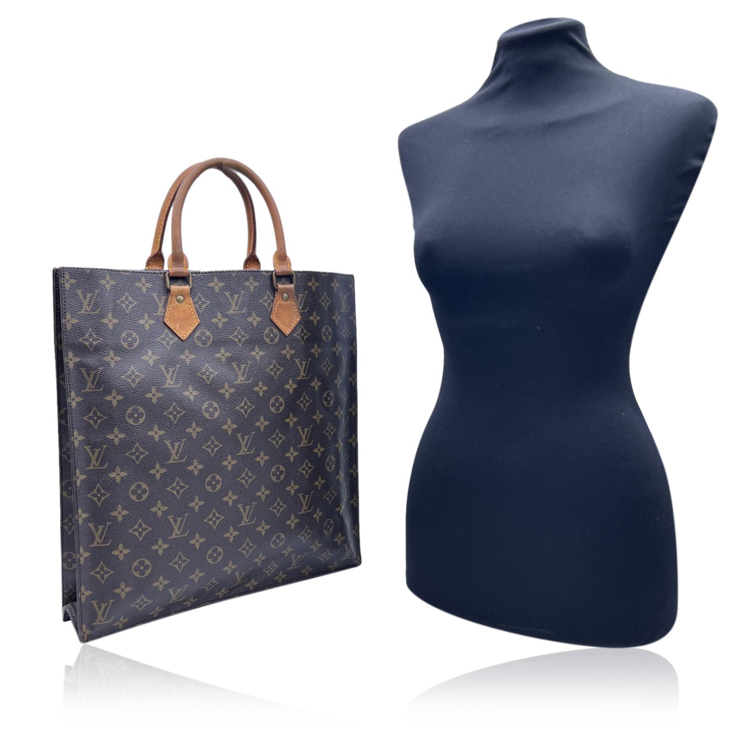 Vintage LOUIS VUITTON 'Sac Plat' tote bag in timeless monogram canvas. Rectangular box shape and open top. Double rounded leather top handles. Leather lining. 'LOUIS VUITTON - Made in France' tag inside. 'Made in France' and data code engraved on