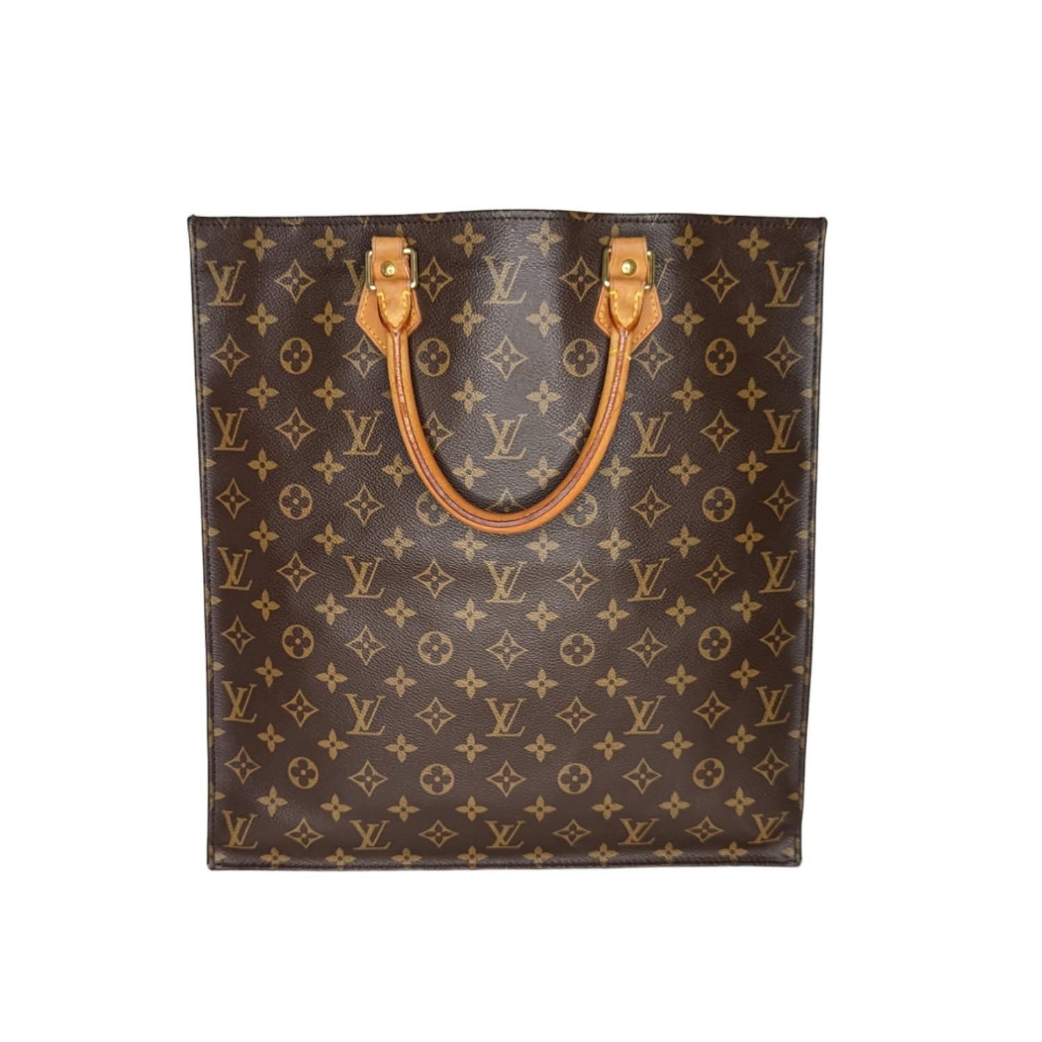 Diese stilvolle Tasche ist aus klassischem Louis Vuitton-Canvas mit Monogrammen gefertigt und verfügt über charakteristische Griffe aus Vachetta-Rindsleder und Messingbeschläge. Das Verdeck ist offen und bietet einen Innenraum aus beigem Leder.