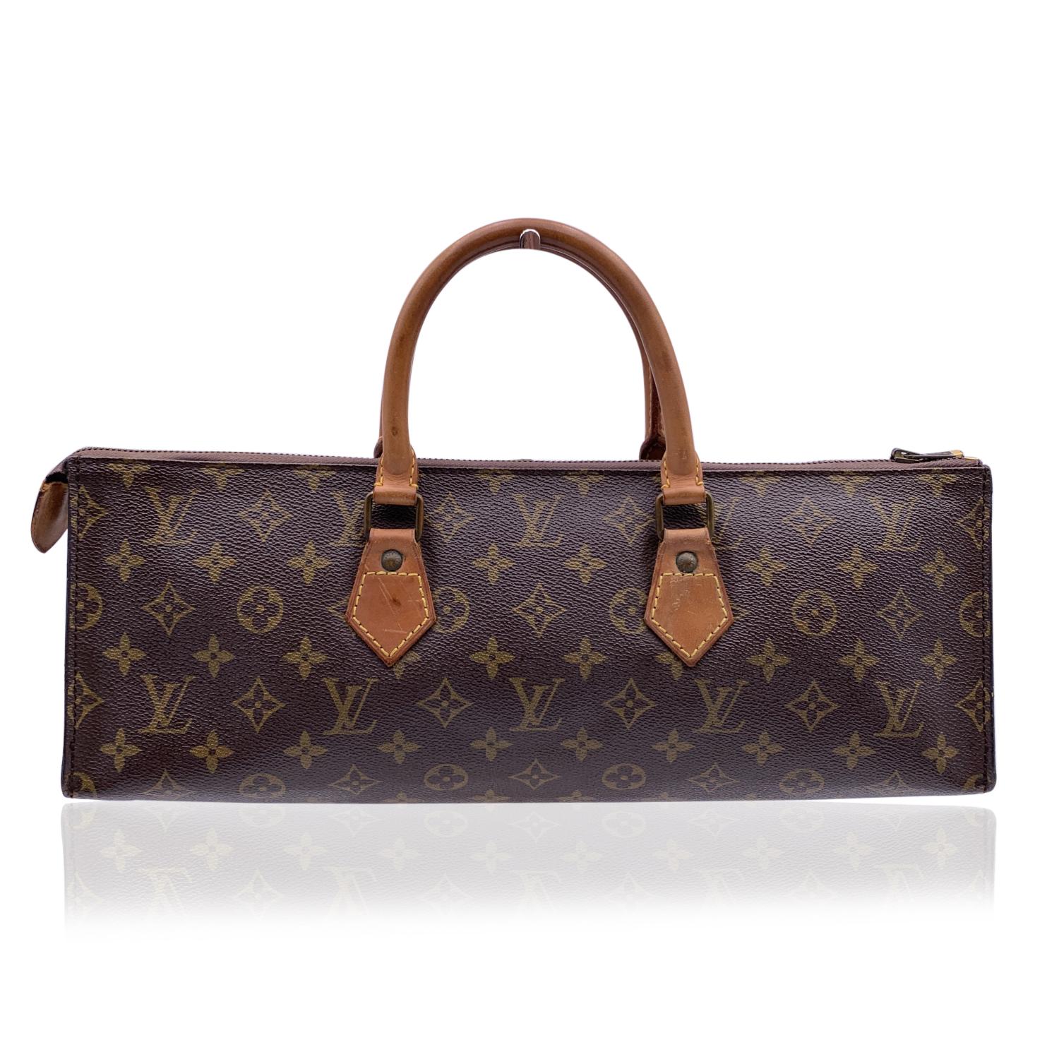 Beautiful Louis Vuitton 'Sac Tricot' (or 'Sac Triangle') handbag in brown monogram canvas with genuine leather handles.The design is inspired by a model used to hold knitting tools. Upper zipper closure. Leather lining. 'LOUIS VUITTON Paris - made