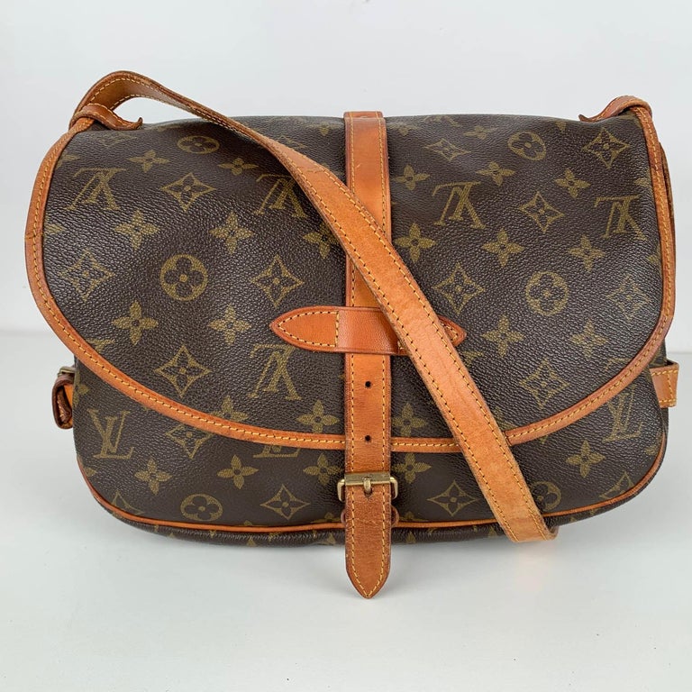 Louis Vuitton Vintage Monogram Canvas Saumur 30 Messenger Bag For Sale