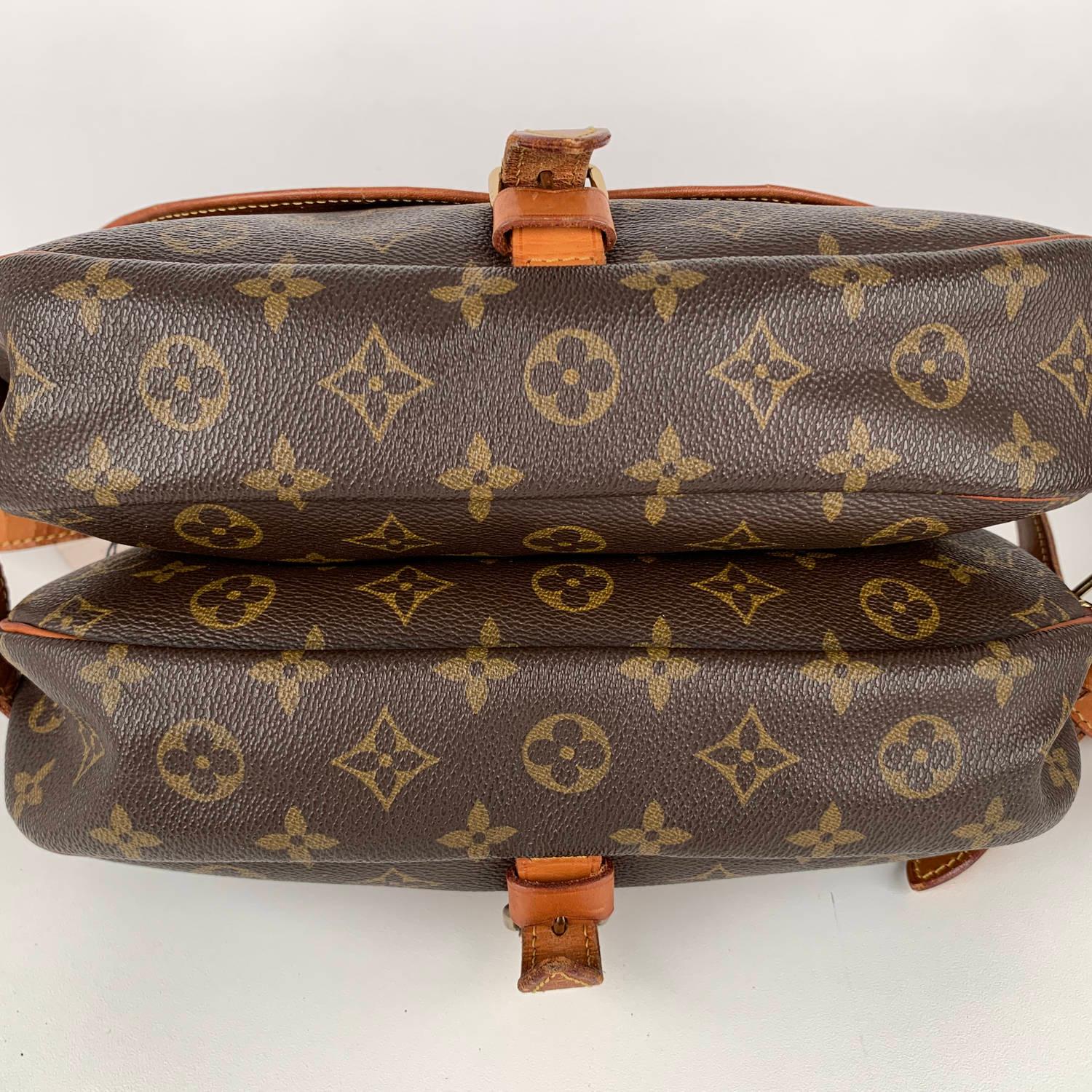 Women's Louis Vuitton Vintage Monogram Canvas Saumur 30 Messenger Bag