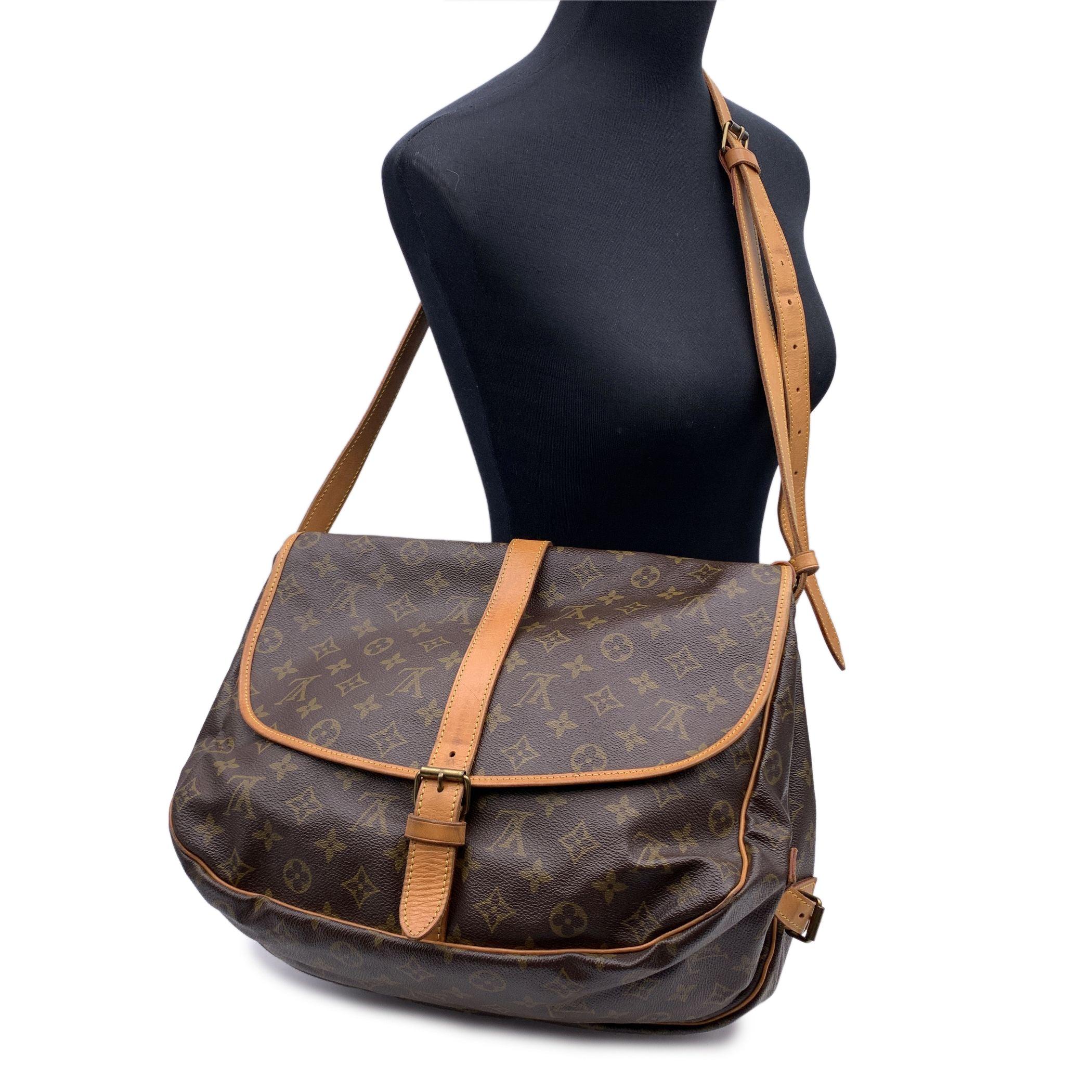 Bolso LOUIS VUITTON 'Saumur 35' inspirado en el bolso ecuestre 'SADDLE'. El legendario SAUMUR cuenta con dos compartimentos frontales, unidos por los laterales mediante lengüetas en forma de cinturón. Bandolera larga ajustable con almohadilla para