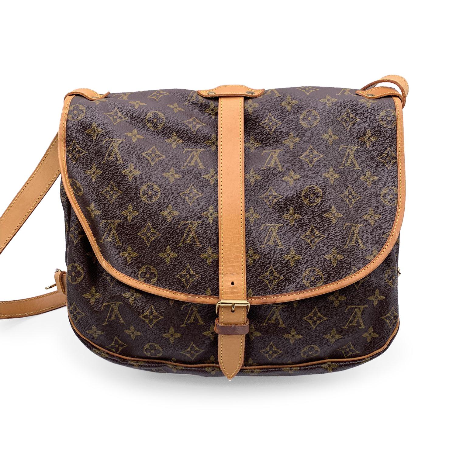 Louis Vuitton Vintage Monogram Canvas Saumur 35 Crossbody Bag In Good Condition For Sale In Rome, Rome