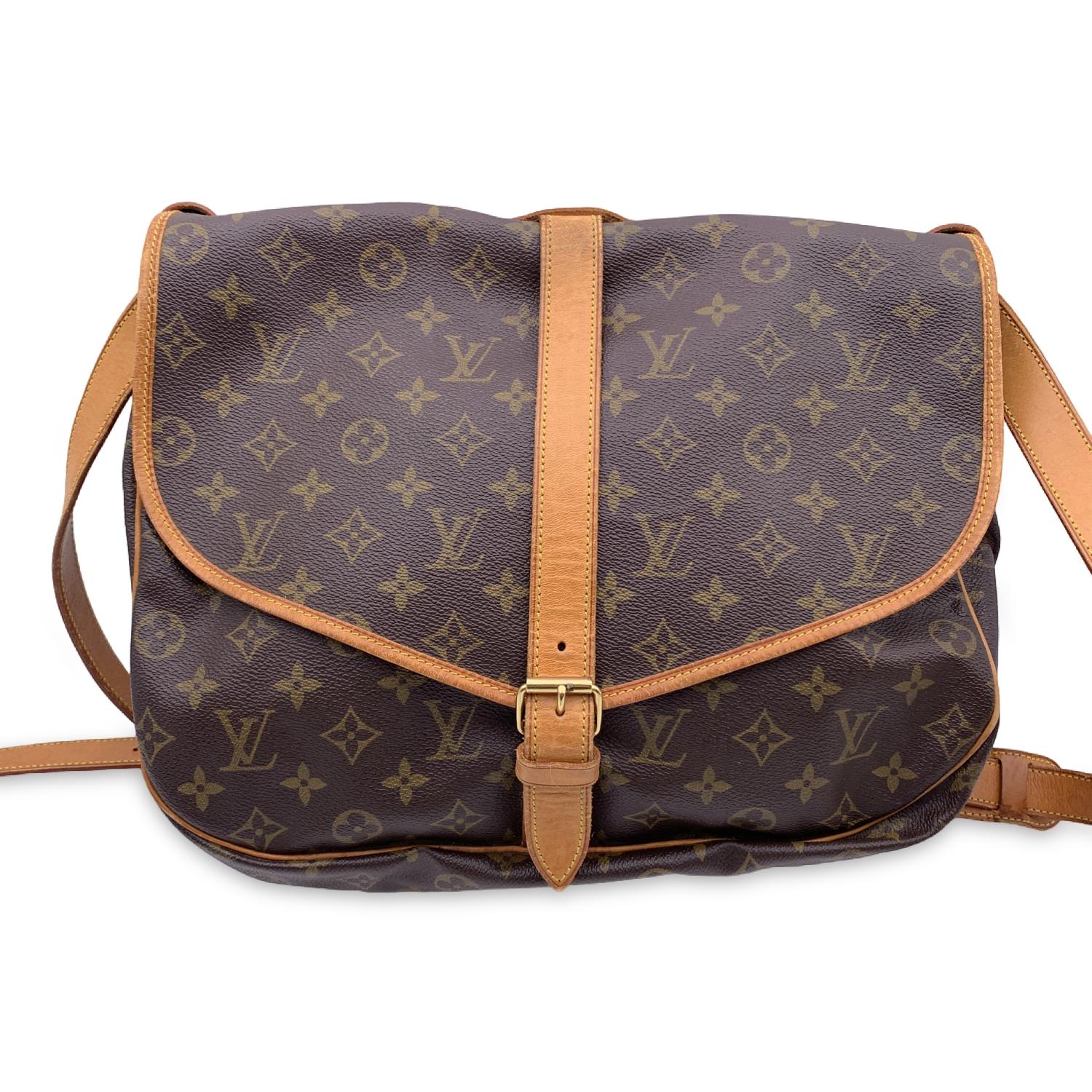 Louis Vuitton Vintage Monogram Canvas Saumur 35 Crossbody Bag In Good Condition In Rome, Rome