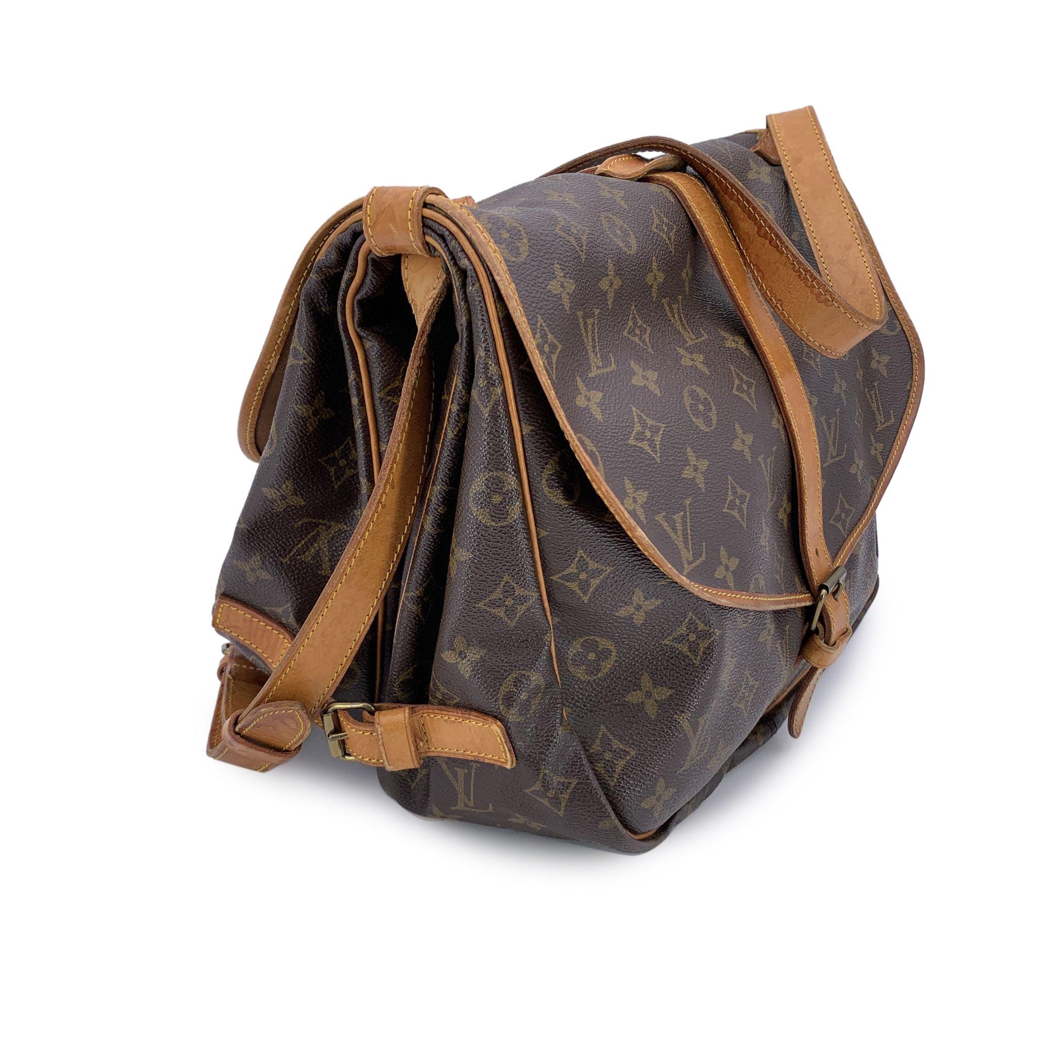 Louis Vuitton Vintage Monogram Canvas Saumur 35 Crossbody Bag In Good Condition For Sale In Rome, Rome