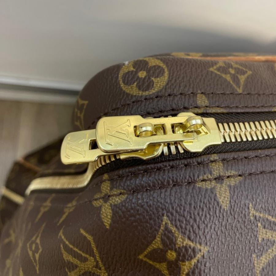 Schöner Louis Vuitton SIRIUS 65 Koffer aus klassischem und zeitlosem braunem Monogram Canvas. Sie verfügt über goldfarbene Beschläge, Verzierungen und Akzente aus natürlichem Rindsleder, doppelt gerollte Ledergriffe und einen durchgehenden