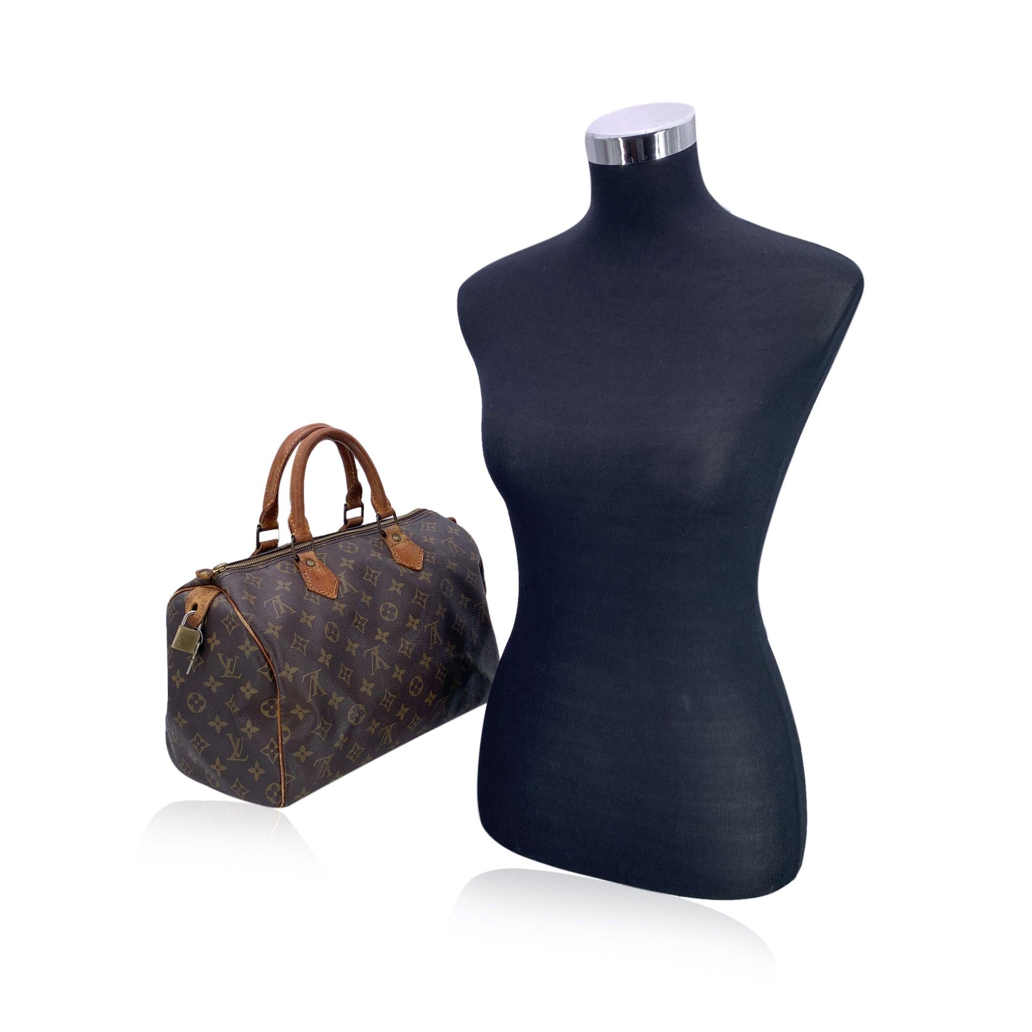 Le Speedy 30 de Louis Vuitton est une pièce emblématique qui respire la sophistication intemporelle, ce qui en fait l'un des modèles les plus convoités de la collection du monogramme LV. Sa forme arrondie classique et ses doubles poignées en cuir