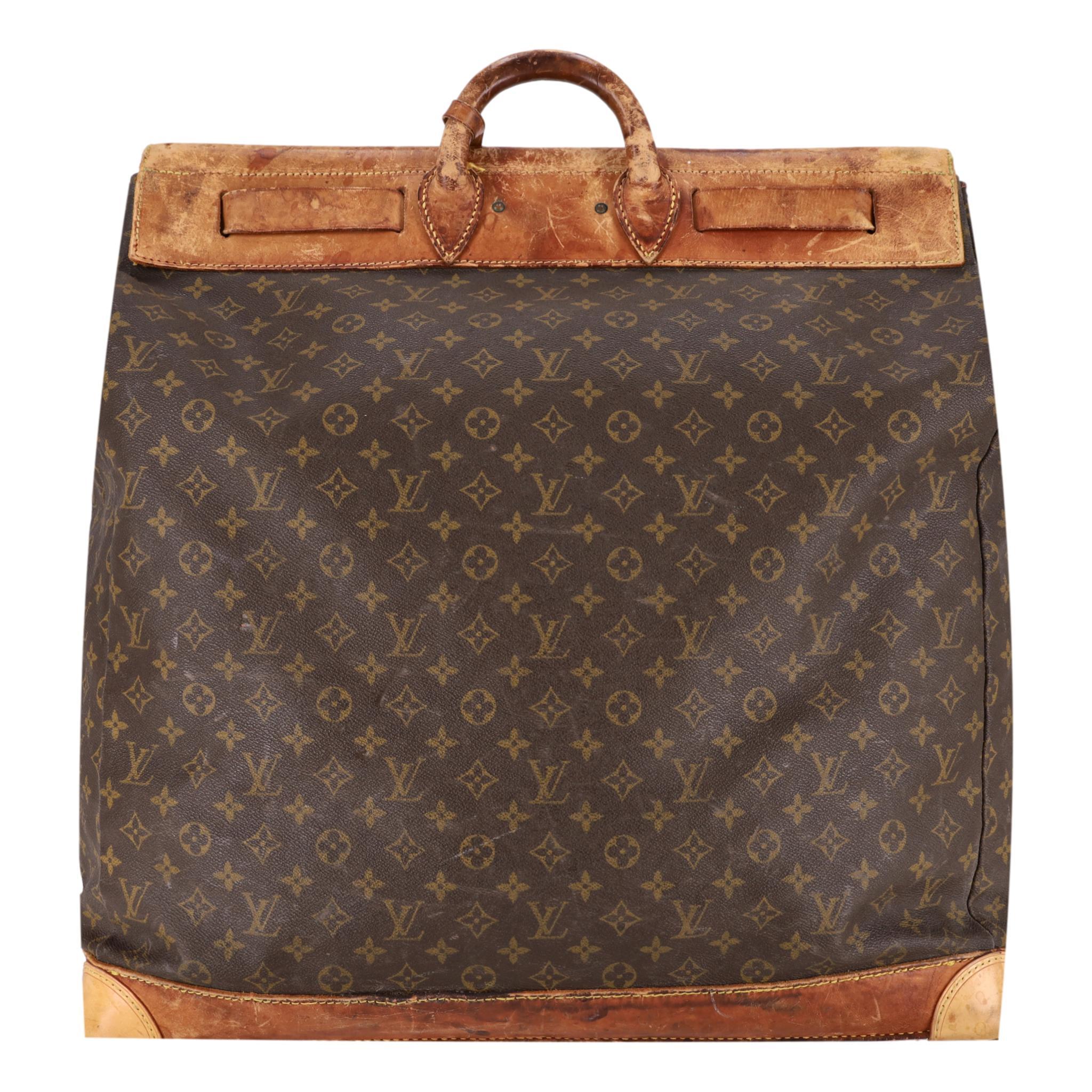 Louis Vuitton Vintage Monogramm Canvas Dampfer Reisetasche aus Segeltuch

Ikonische braune Tasche aus Canvas mit Monogrammen, Boden und Deckel aus hellbraunem Leder.

Rechteckige Form mit Vorhängeschloss und Schlüsselverschluss mit eingraviertem