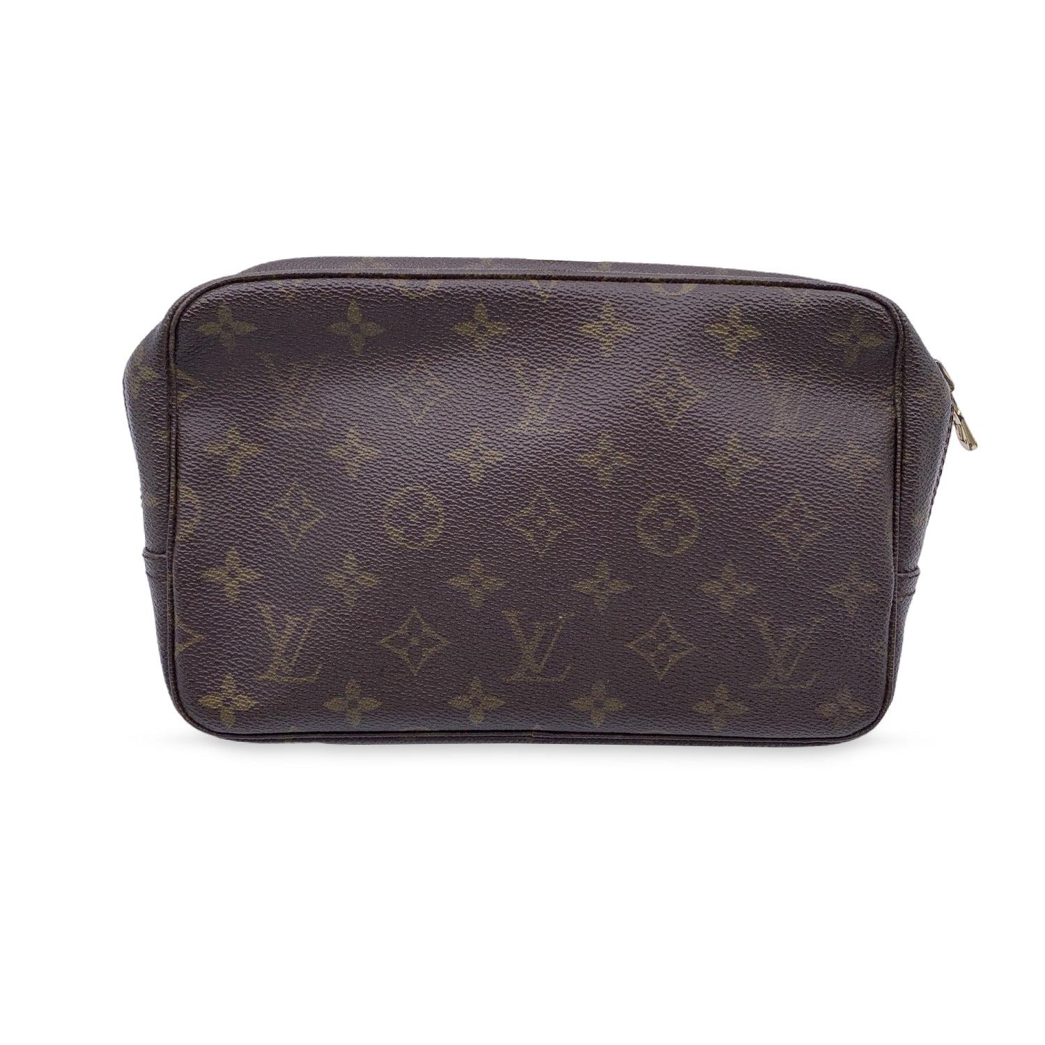 Louis Vuitton Vintage Monogram Canvas Toiletry 23 Cosmetic Bag In Good Condition In Rome, Rome