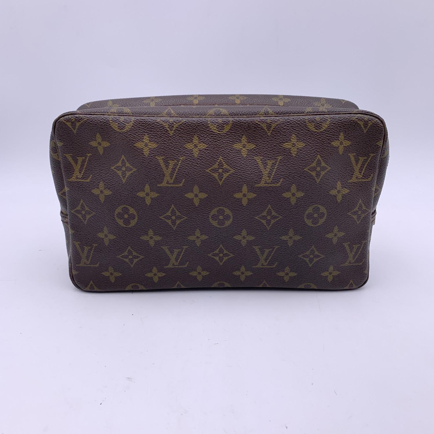 Louis Vuitton Vintage Monogram Canvas Toiletry 28 Cosmetic Clutch Bag In Good Condition In Rome, Rome