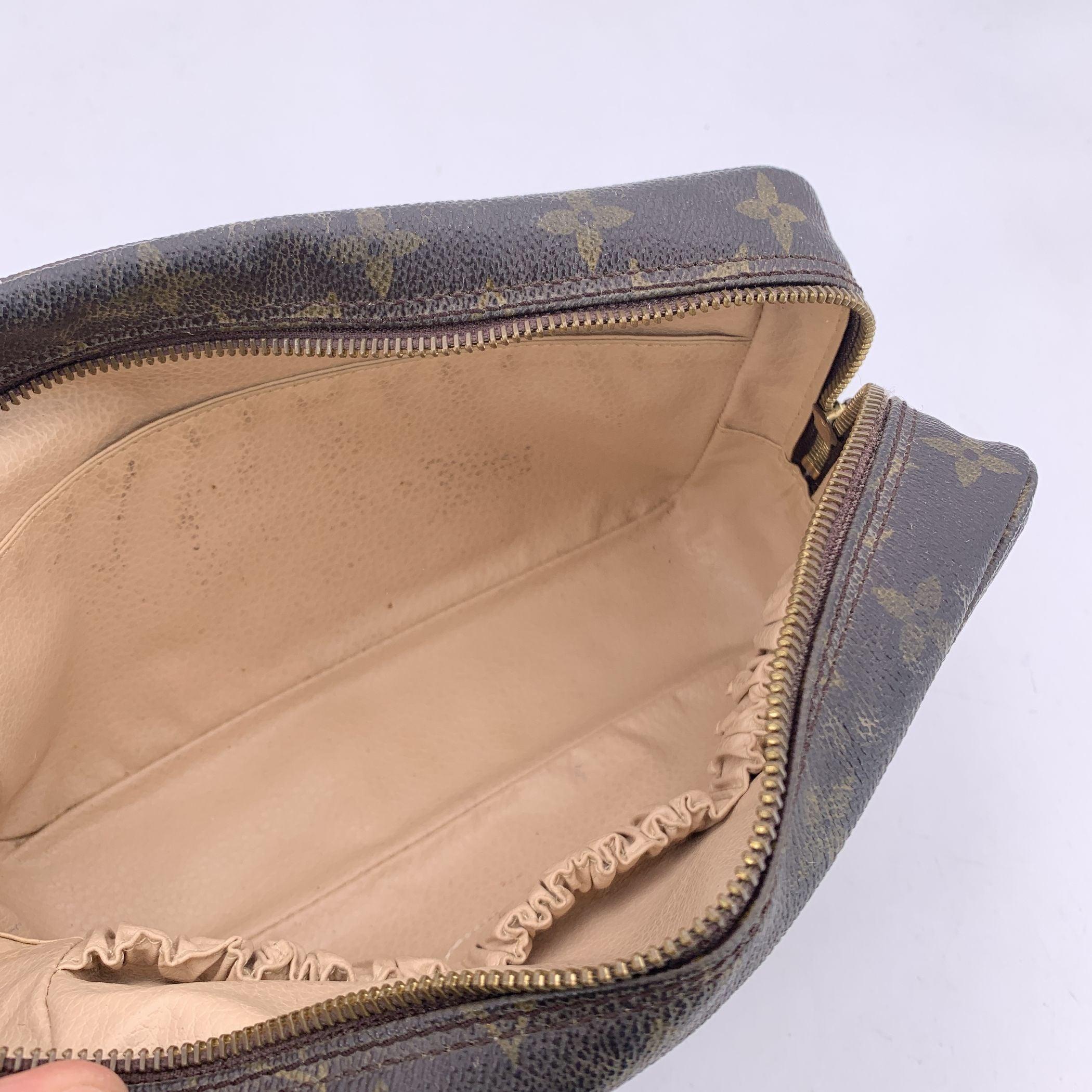 Women's or Men's Louis Vuitton Vintage Monogram Canvas Trousse 23 Cosmetic Pochette Bag For Sale