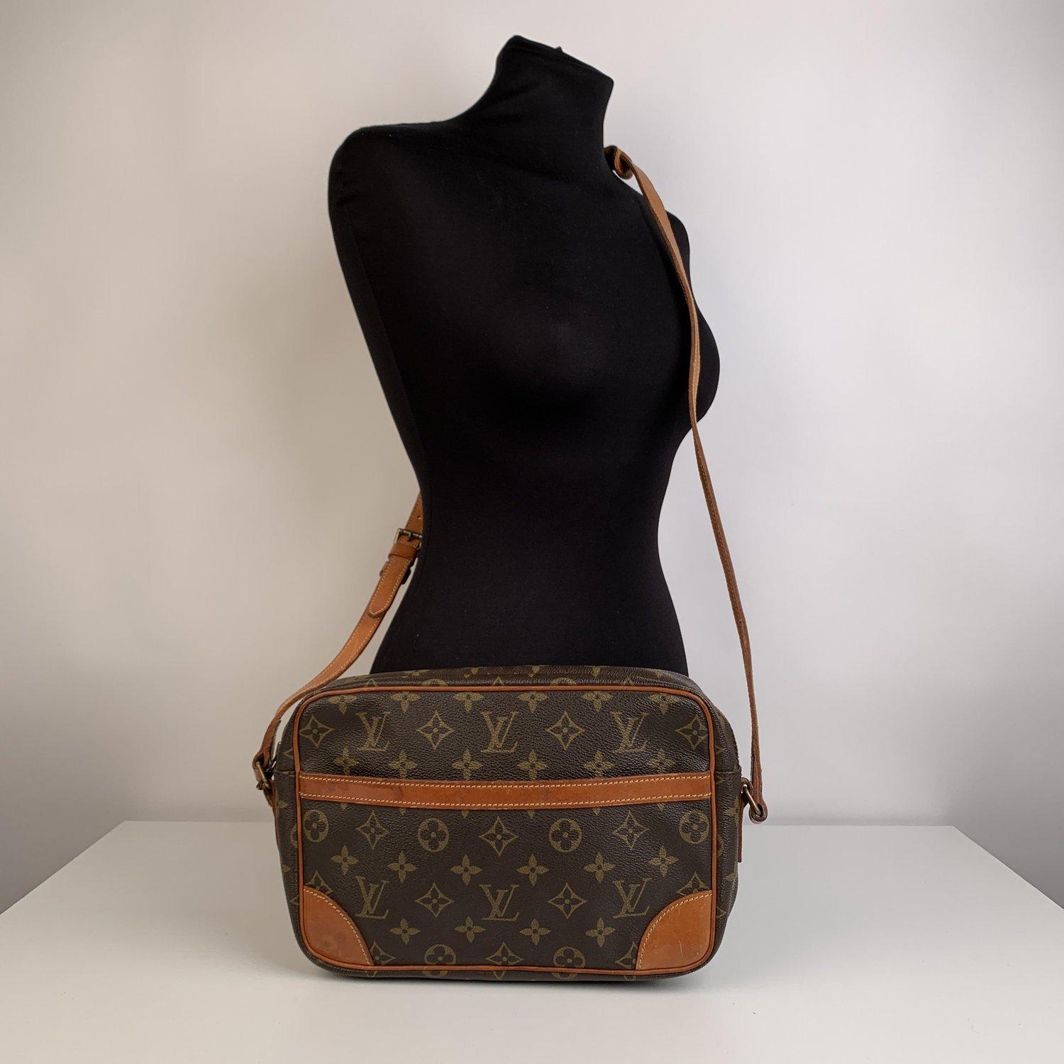 MATERIAL: Canvas COLOR: Brown MODEL: Trocadero 25 GENDER: Women SIZE: Medium Condition B - VERY GOOD Some light wear of use - some nomral wear of use on hardware, normal wear of use on the internal lining. The lining of the internal pocket is