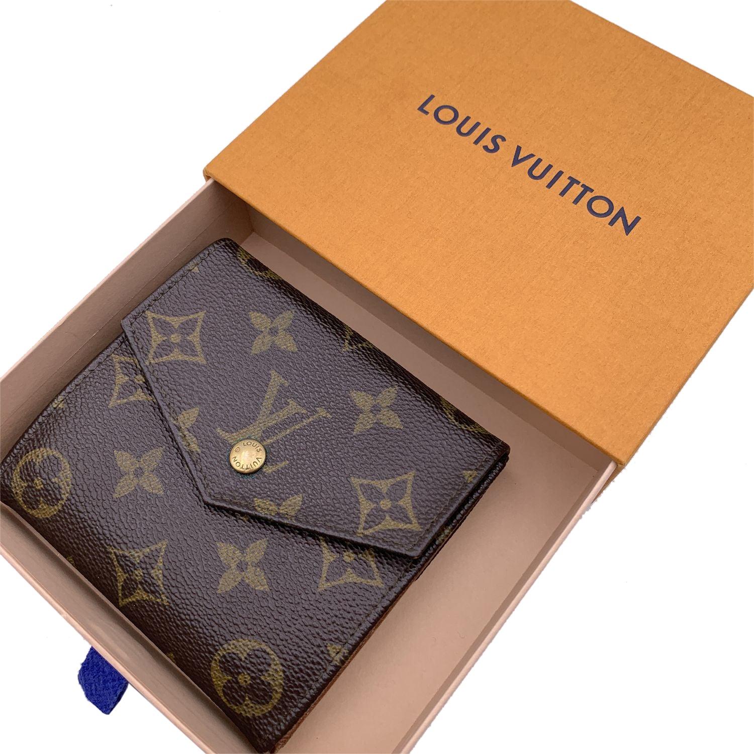 Louis Vuitton Vintage square-shaped wallet with double side flap. Crafted in brown monogram canvas. Leather lining. 1 flap coin compartment on a side and a trifold section on the other side, with 2 bill compartments, 4 credit card slots and 2 open