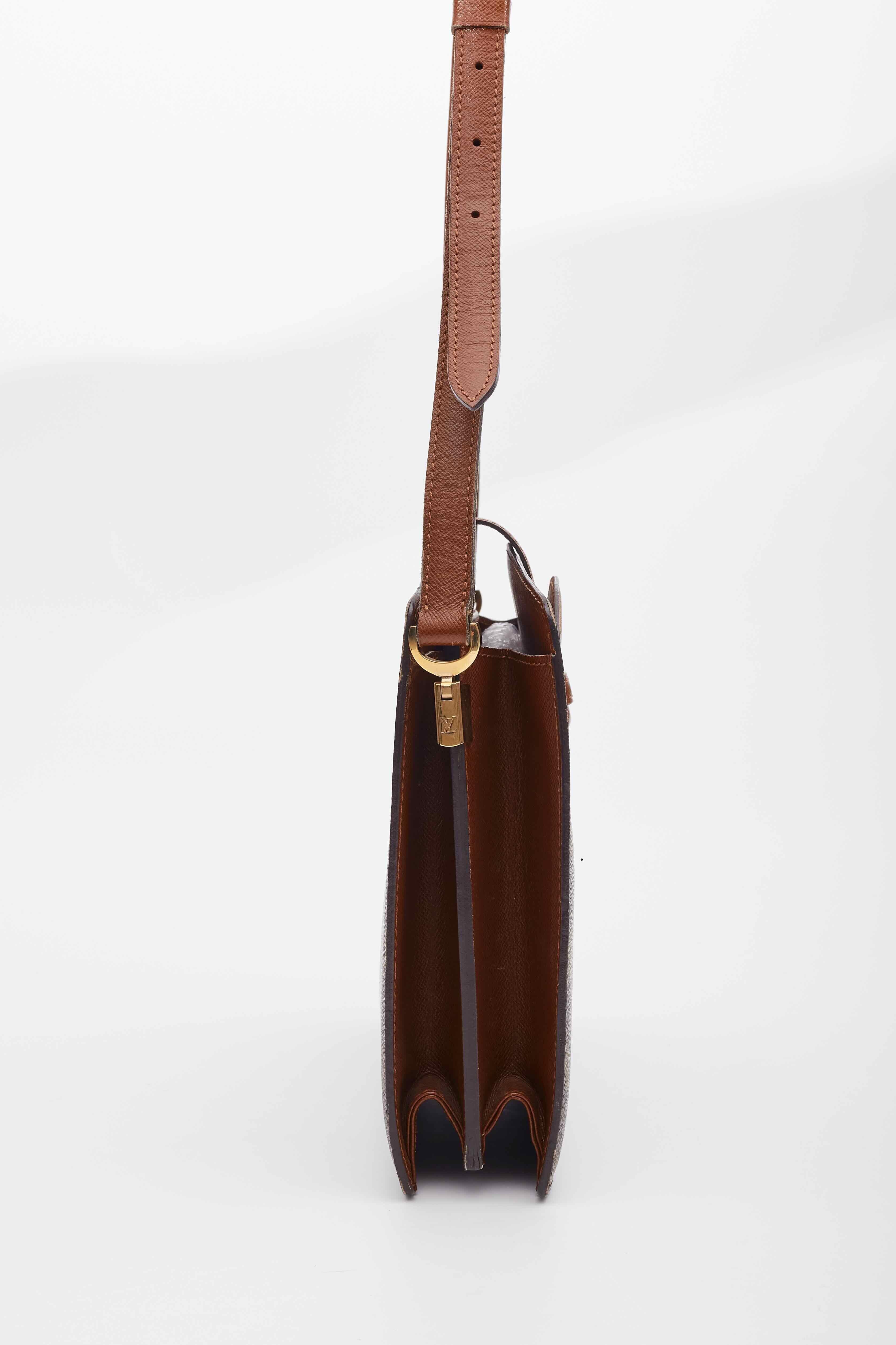 Louis Vuitton sac à bandoulière Courcelles vintage avec monogramme Bon état - En vente à Montreal, Quebec