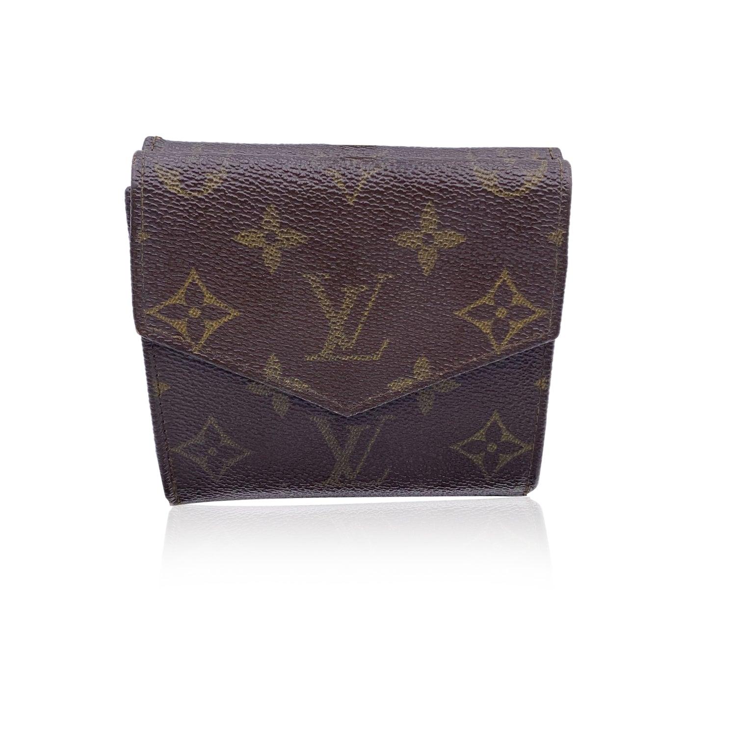 Portefeuille vintage de forme carrée Louis Vuitton avec double rabat latéral. Confectionné en toile monogramme marron. Doublure en cuir. 1 compartiment à monnaie à rabat sur un côté et une section trifold sur l'autre côté, avec 2 compartiments à