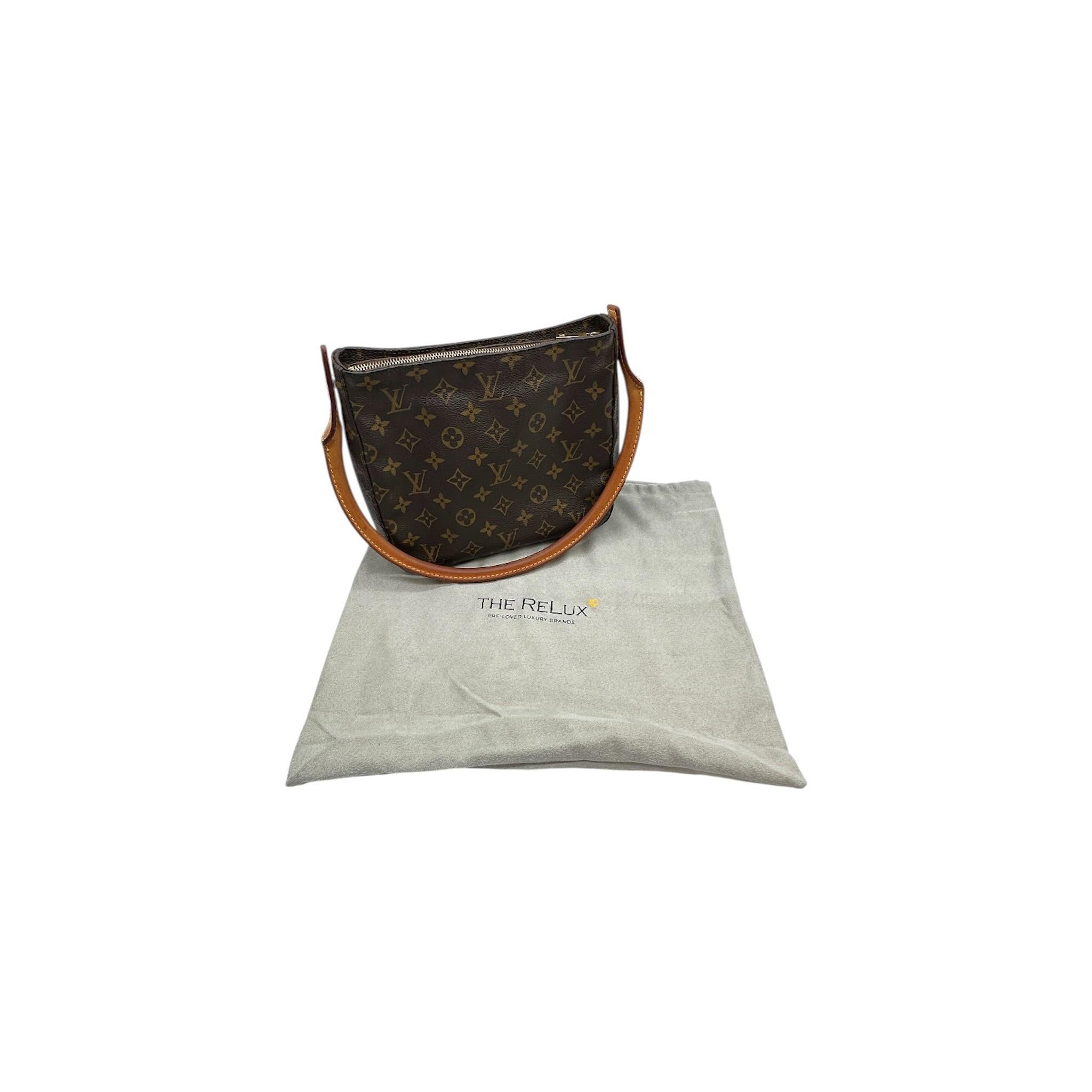 Ce sac à main vintage Monogram Looping MM de Louis Vuitton est un objet de luxe intemporel. Confectionné en toile iconique LV et garni de cuir, il est doté d'une poignée incurvée confortable et d'un intérieur spacieux avec des poches organisées.