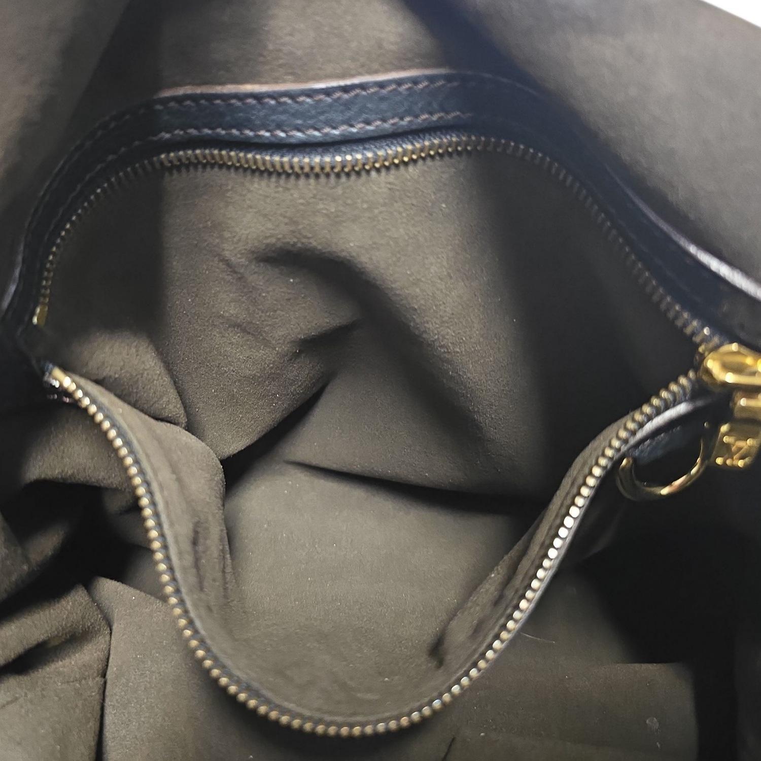 Louis Vuitton Vintage Monogram Mahina L Hobo Tasche im Angebot 4